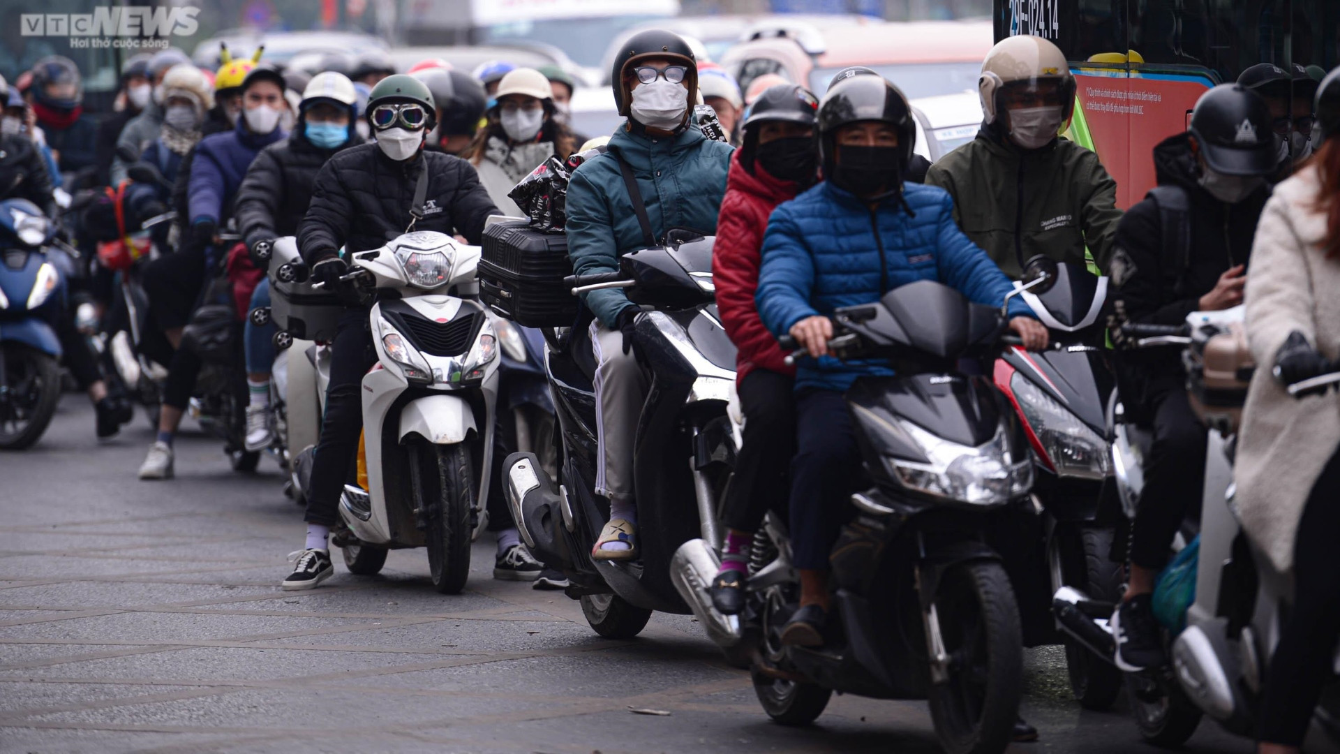 Người dân ùn ùn trở lại sau kỳ nghỉ Tết Âm lịch, cửa ngõ Thủ đô kẹt cứng - 10
