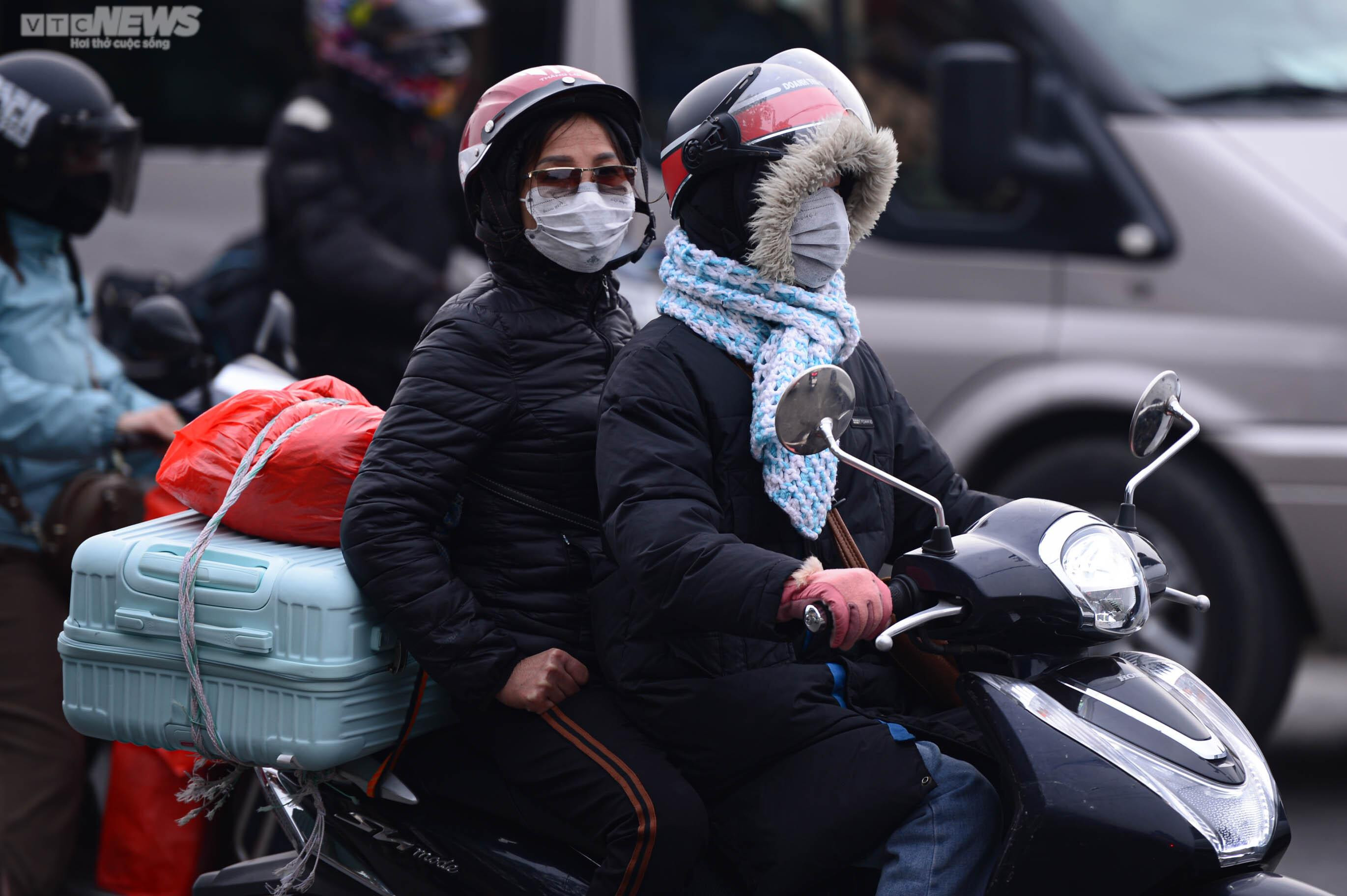 Người dân ùn ùn trở lại sau kỳ nghỉ Tết Âm lịch, cửa ngõ Thủ đô kẹt cứng - 15