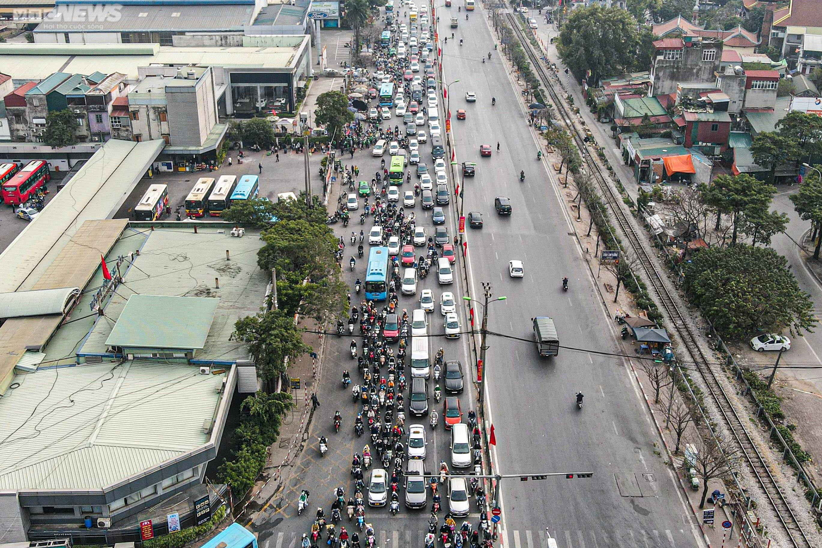 Người dân ùn ùn trở lại sau kỳ nghỉ Tết Âm lịch, cửa ngõ Thủ đô kẹt cứng - 1