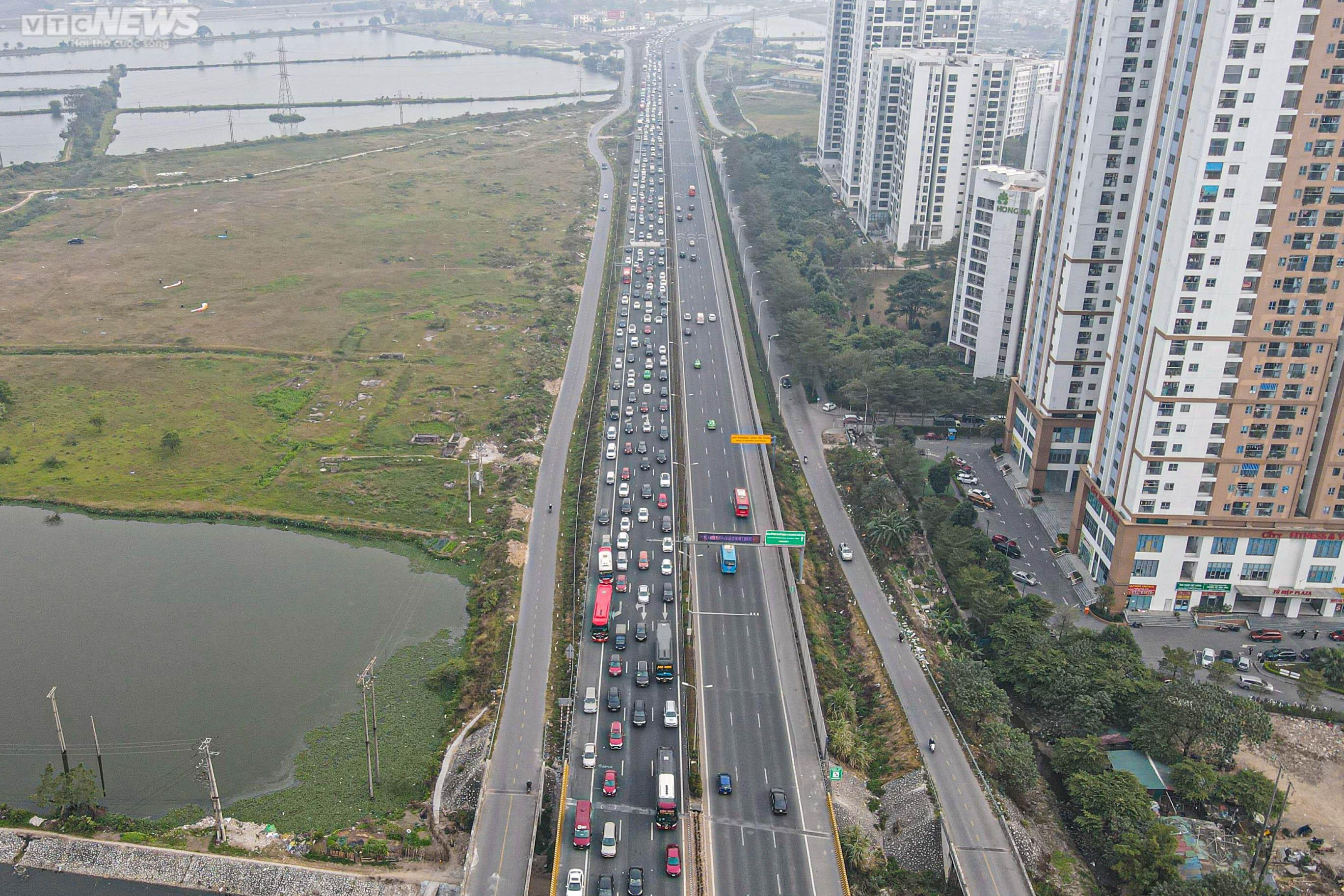 Người dân ùn ùn trở lại sau kỳ nghỉ Tết Âm lịch, cửa ngõ Thủ đô kẹt cứng - 2