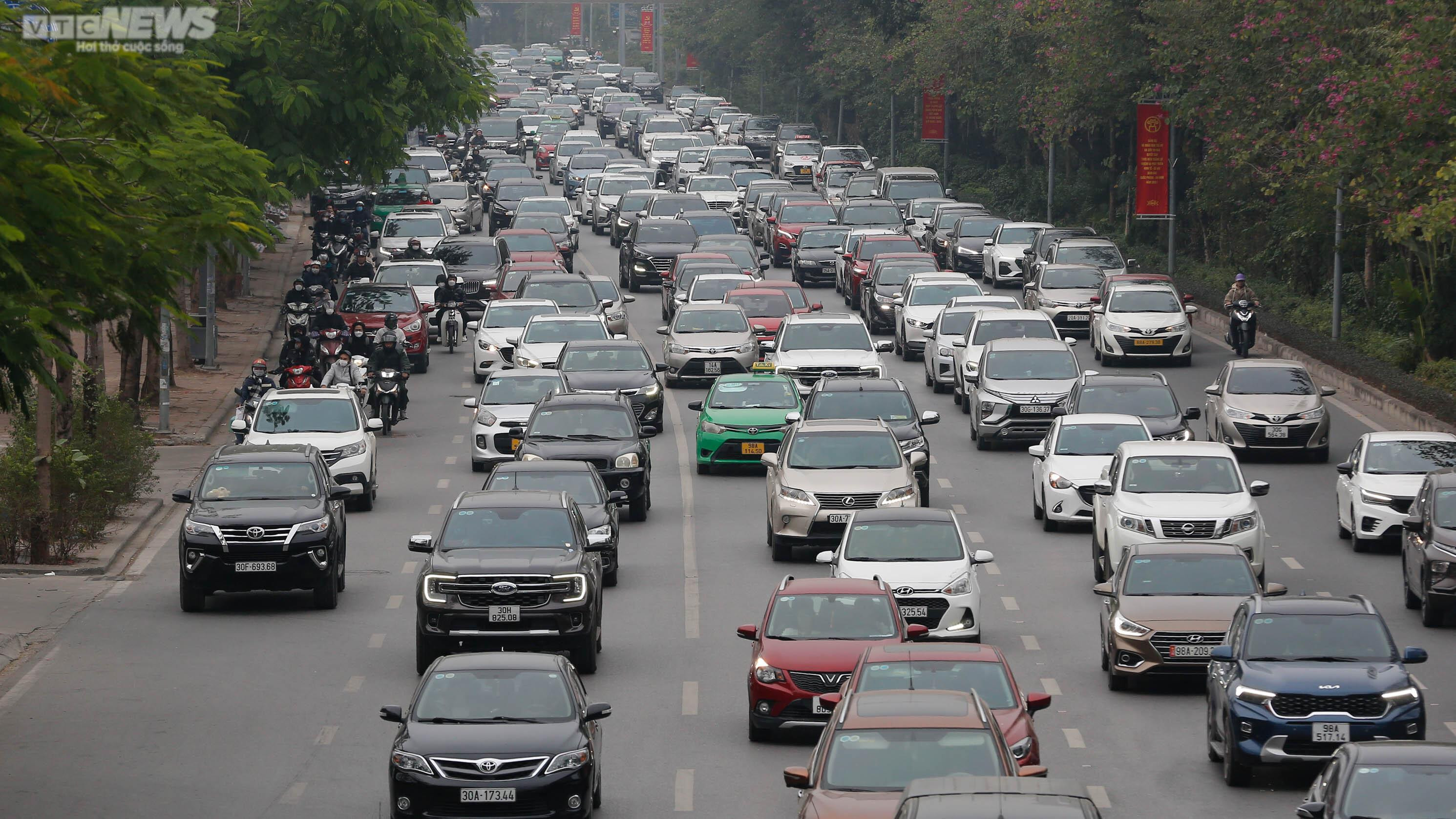 Người dân ùn ùn trở lại sau kỳ nghỉ Tết Âm lịch, cửa ngõ Thủ đô kẹt cứng - 4