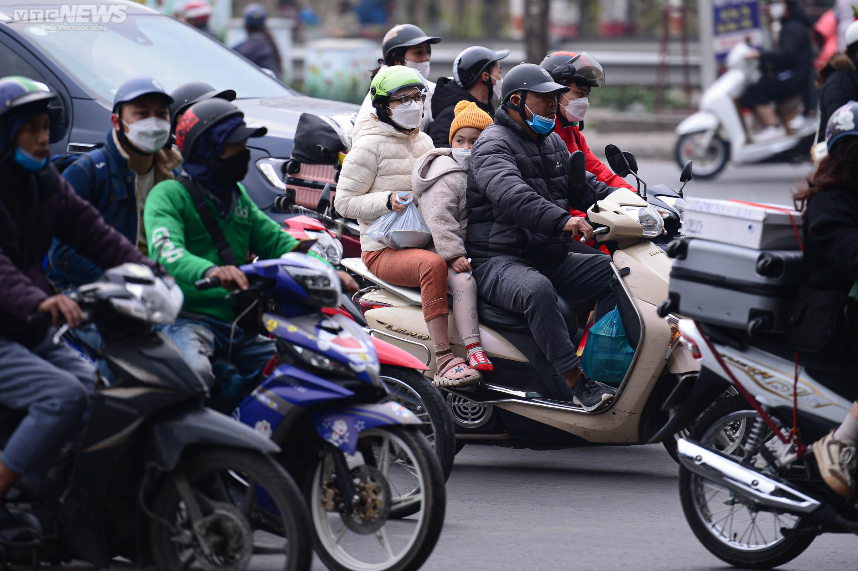 Người dân ùn ùn trở lại sau kỳ nghỉ Tết Âm lịch, cửa ngõ Thủ đô kẹt cứng - 8