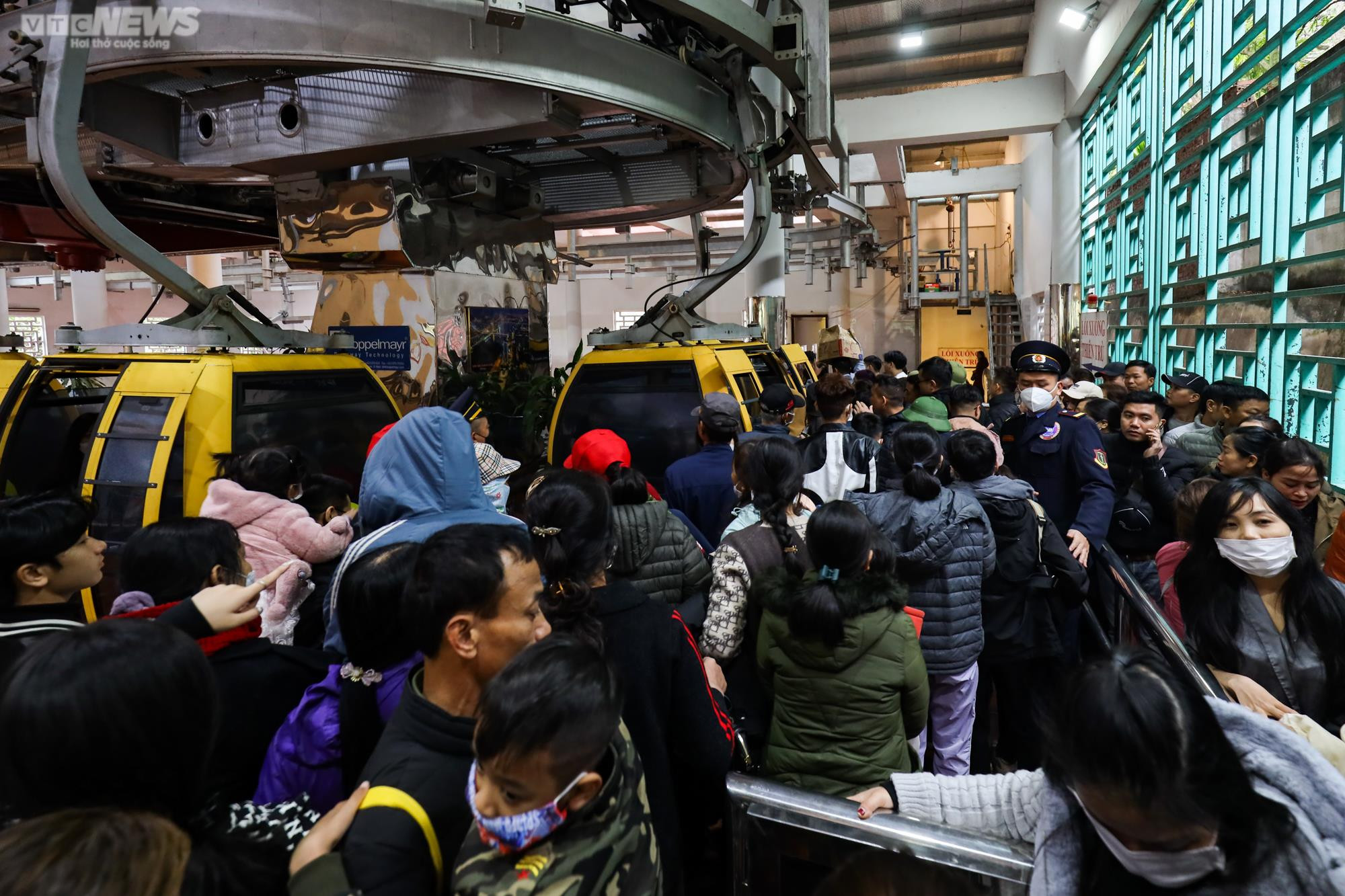 Hàng chục nghìn du khách đội mưa rét trẩy hội chùa Hương ngày đầu năm - 11