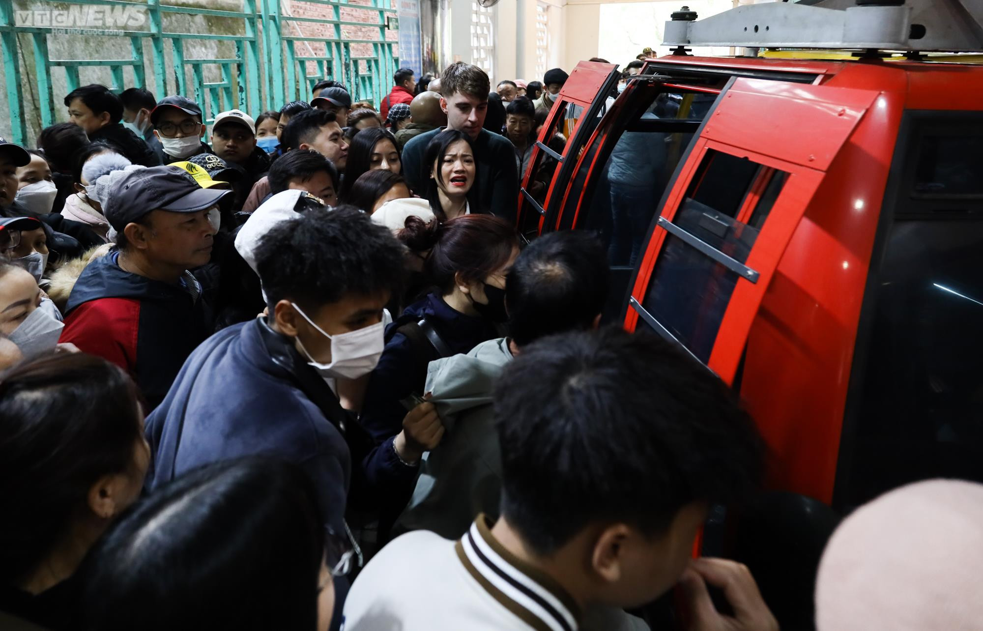 Hàng chục nghìn du khách đội mưa rét trẩy hội chùa Hương ngày đầu năm - 12