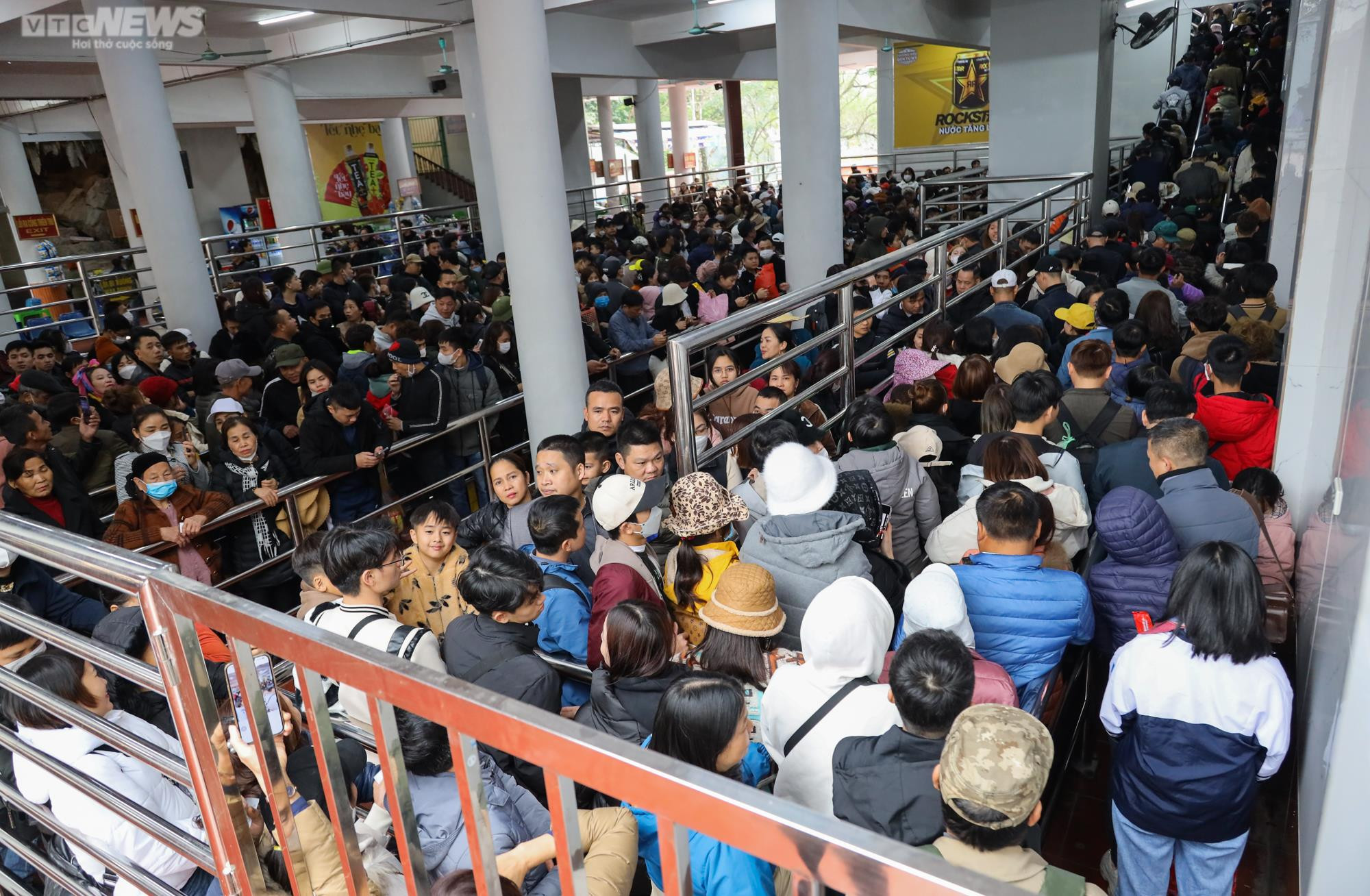 Hàng chục nghìn du khách đội mưa rét trẩy hội chùa Hương ngày đầu năm - 10