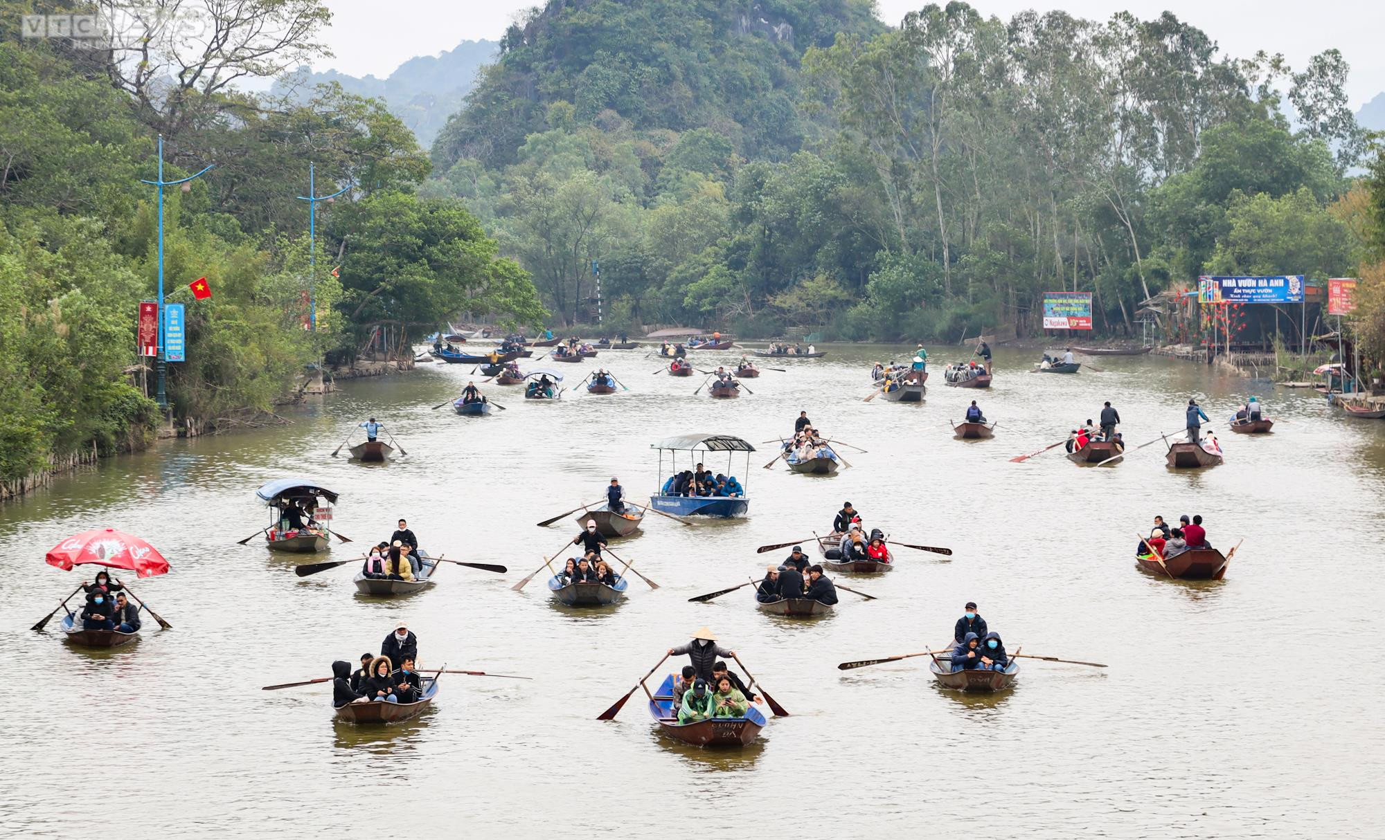 Hàng chục nghìn du khách đội mưa rét trẩy hội chùa Hương ngày đầu năm - 1