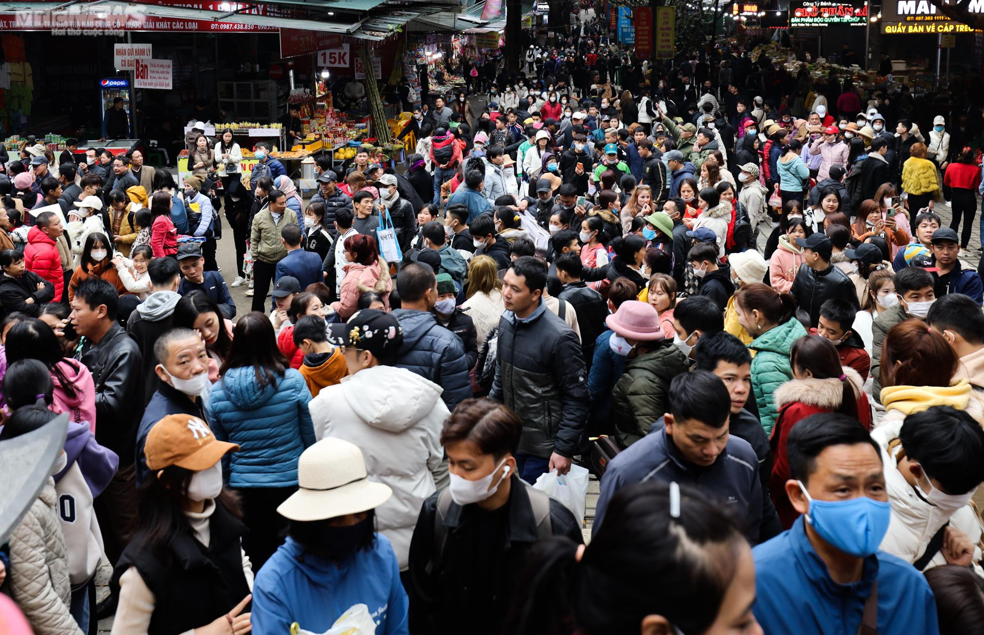 Hàng chục nghìn du khách đội mưa rét trẩy hội chùa Hương ngày đầu năm - 5