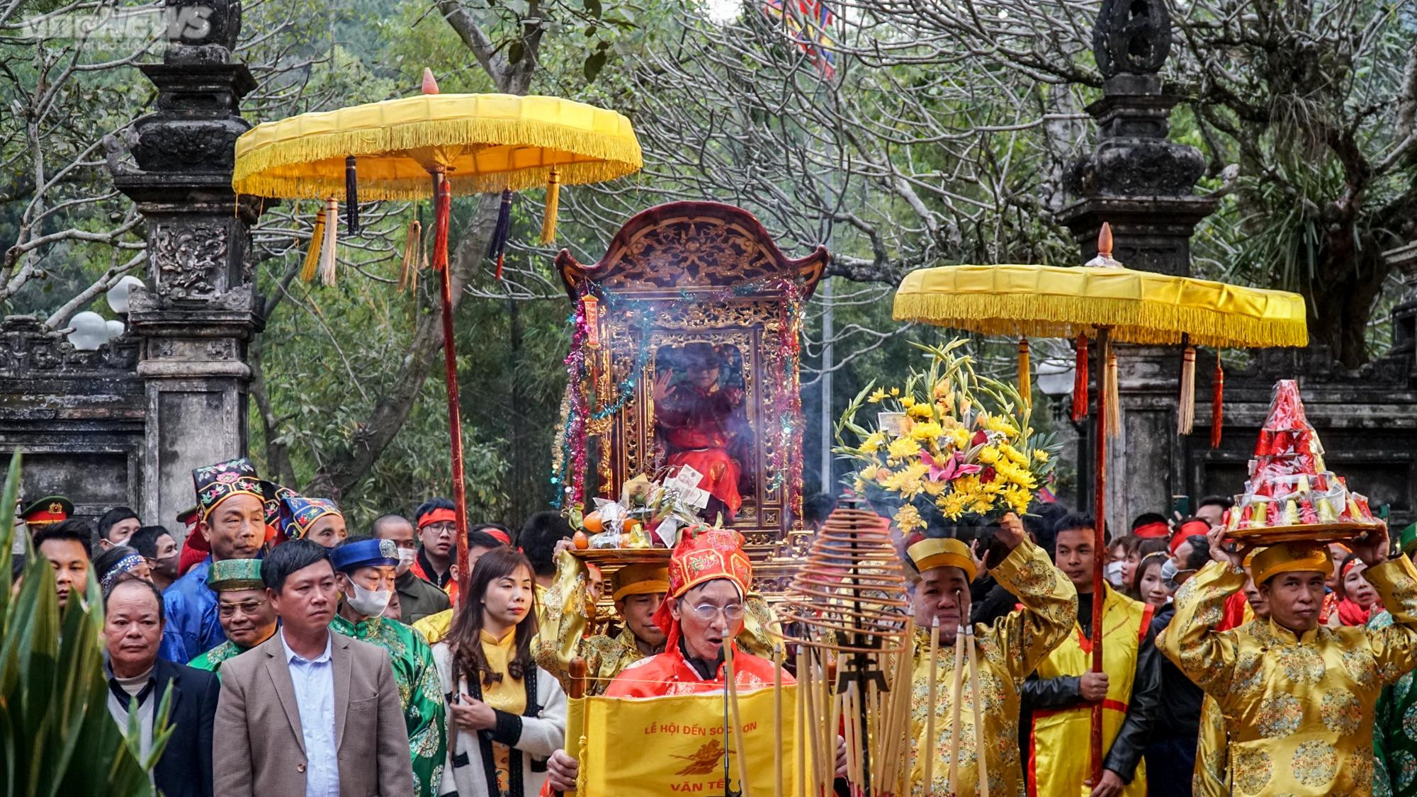 Nghìn người chịu rét đến ngắm dung nhan của 'nữ tướng' ở hội đền Gióng - 8