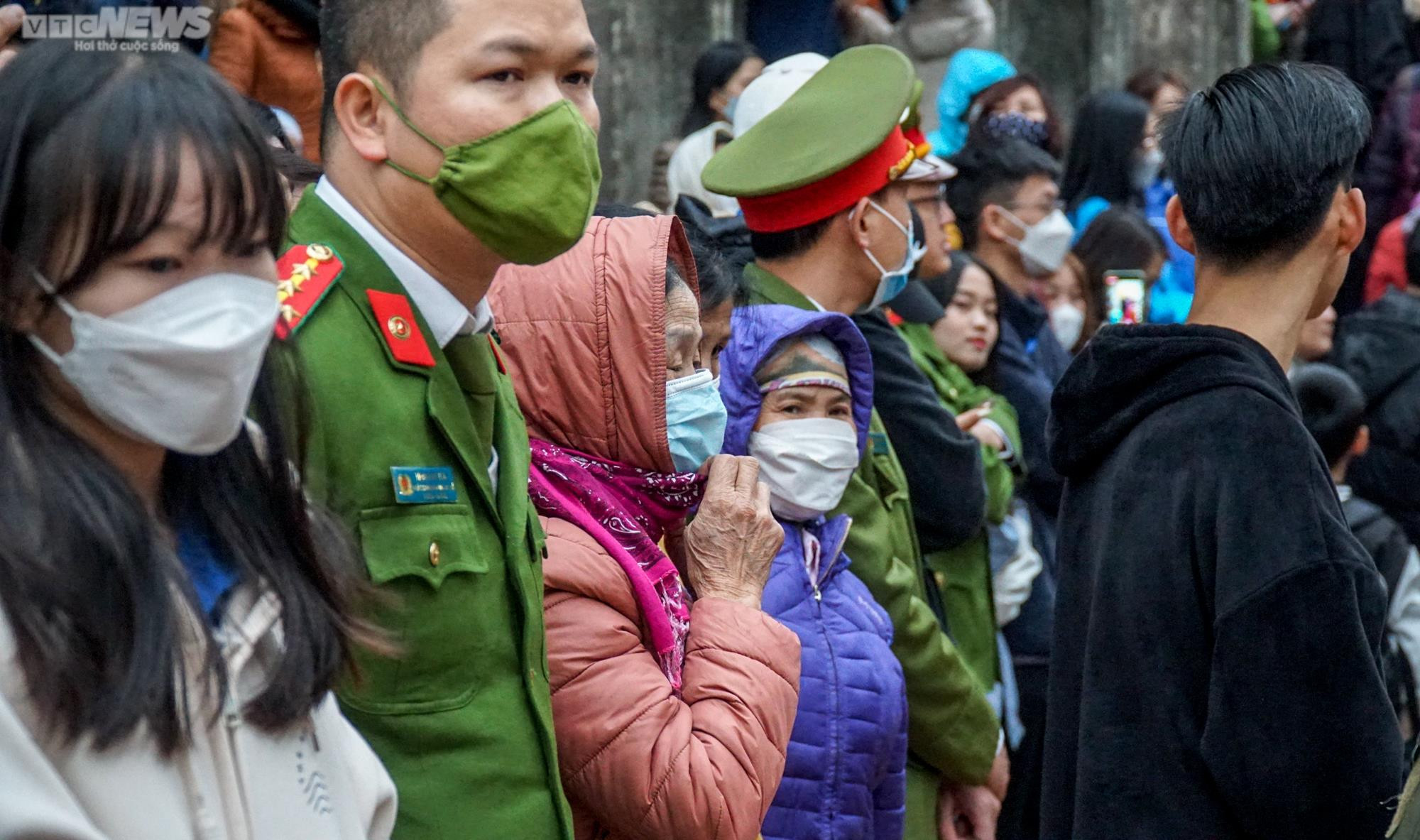 Nghìn người chịu rét đến ngắm dung nhan của 'nữ tướng' ở hội đền Gióng - 10