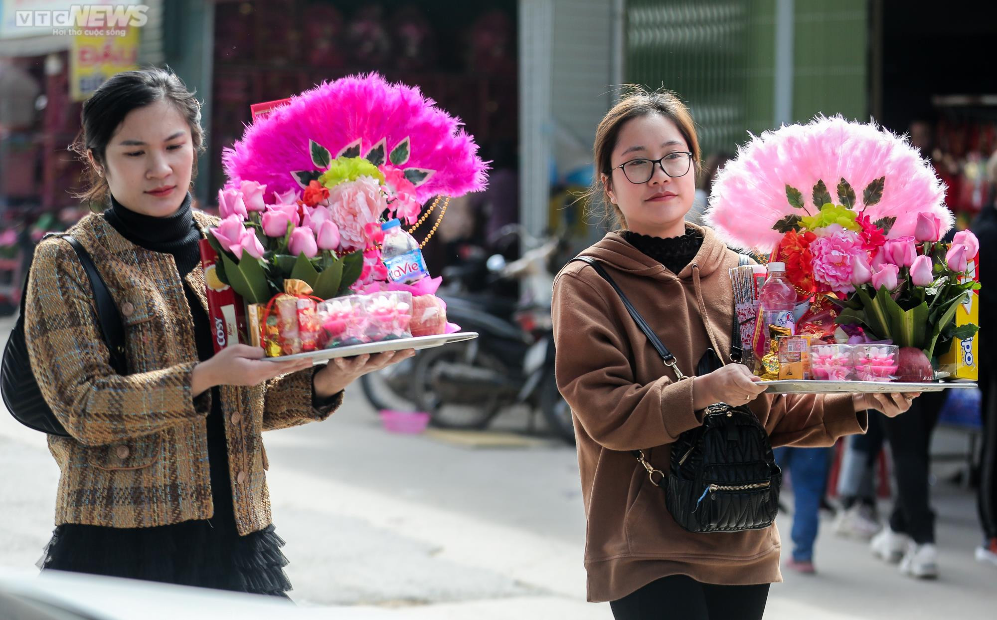 Du khách đến ngôi đền thiêng ở Thanh Hoá phóng sinh chim cá, xin lộc đầu năm - 7
