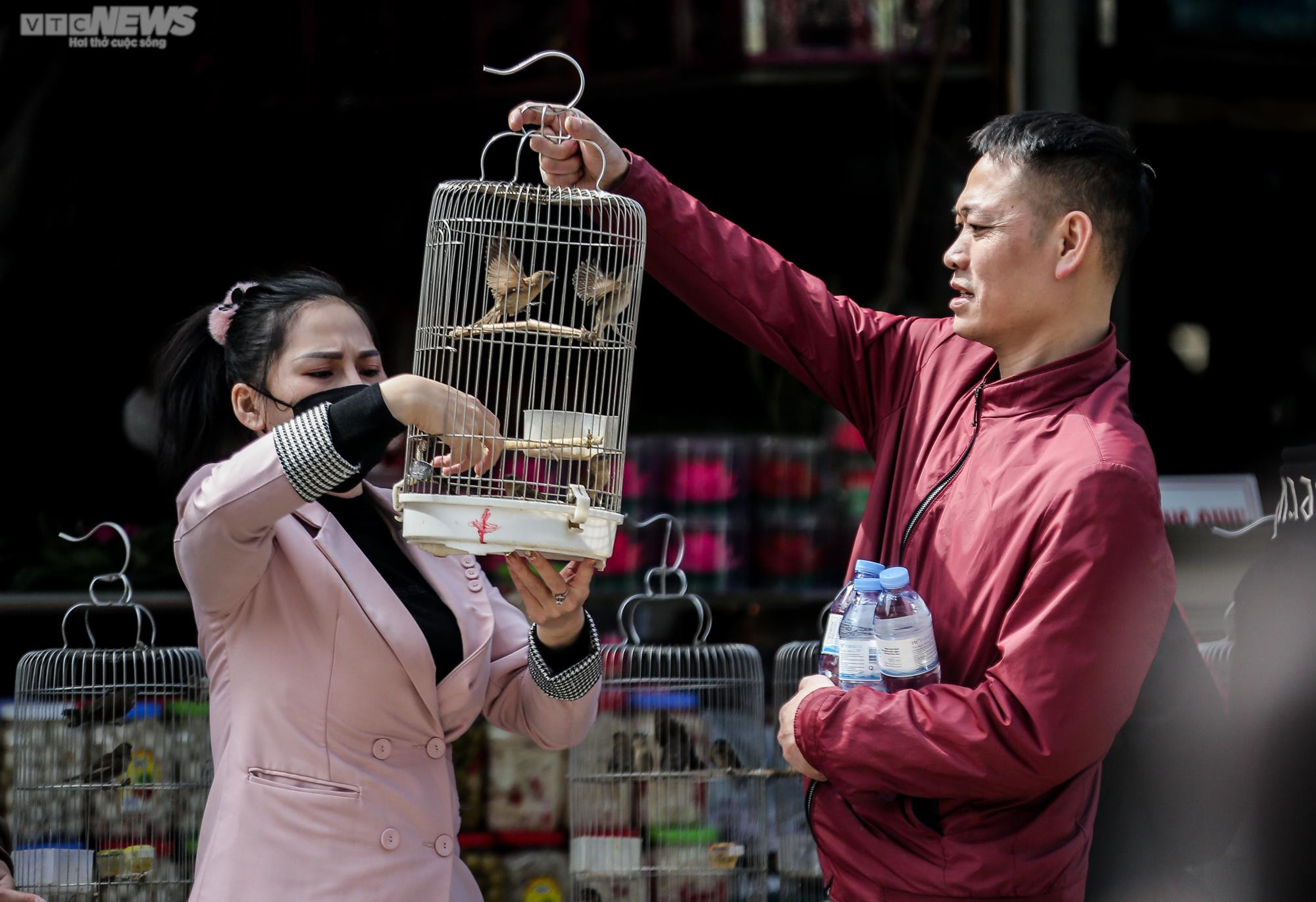 Du khách đến ngôi đền thiêng ở Thanh Hoá phóng sinh chim cá, xin lộc đầu năm - 16