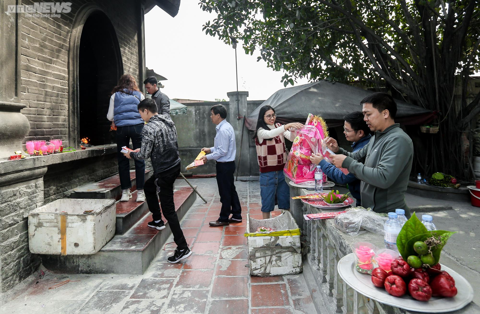 Du khách đến ngôi đền thiêng ở Thanh Hoá phóng sinh chim cá, xin lộc đầu năm - 13