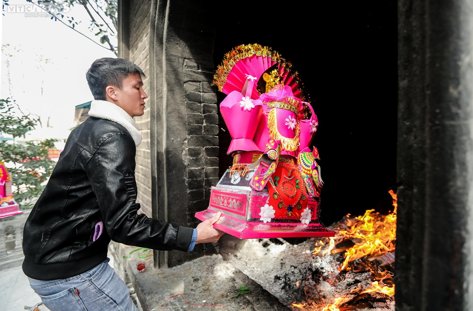 Du khách đến ngôi đền thiêng ở Thanh Hoá phóng sinh chim cá, xin lộc đầu năm - 14