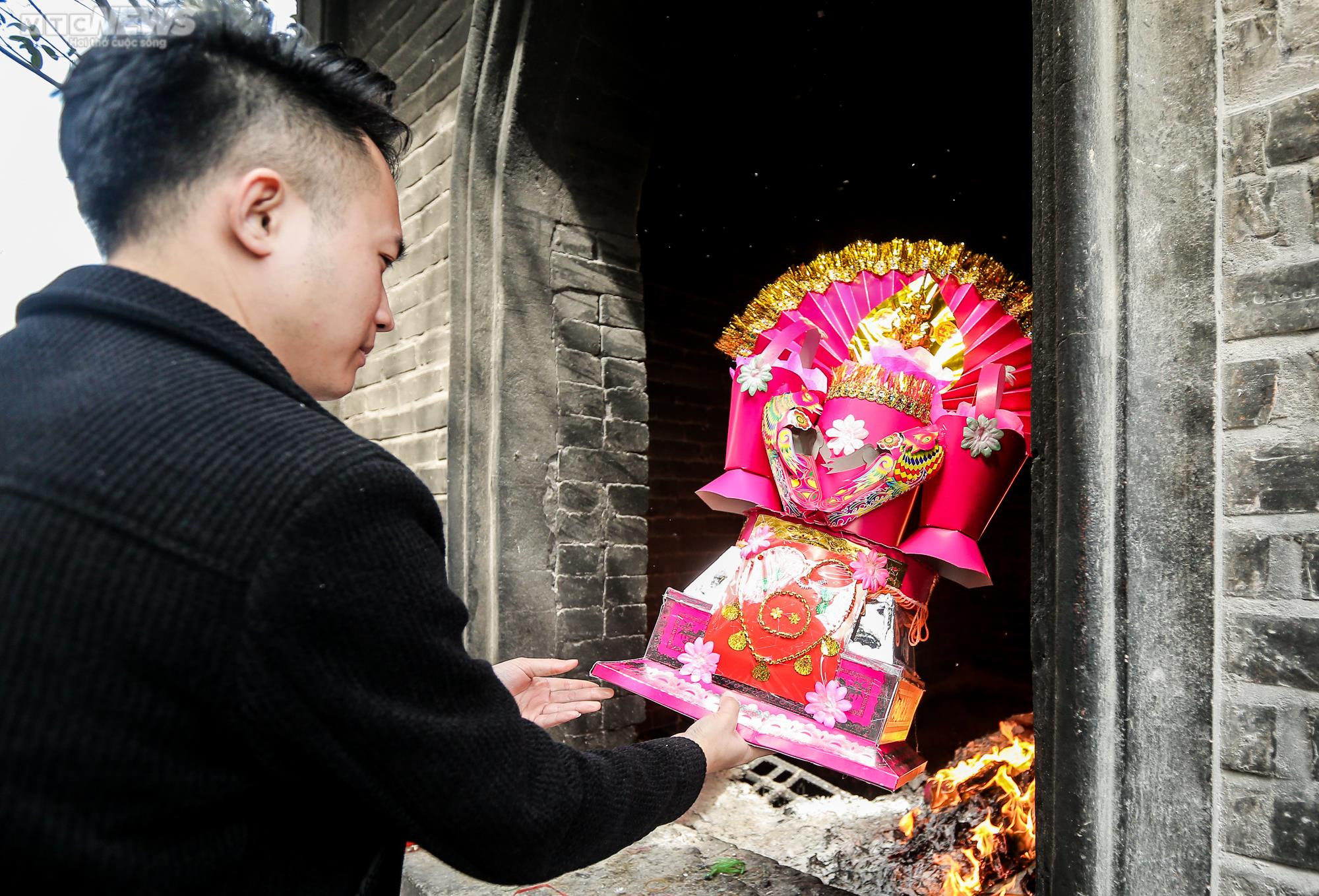 Du khách đến ngôi đền thiêng ở Thanh Hoá phóng sinh chim cá, xin lộc đầu năm - 15