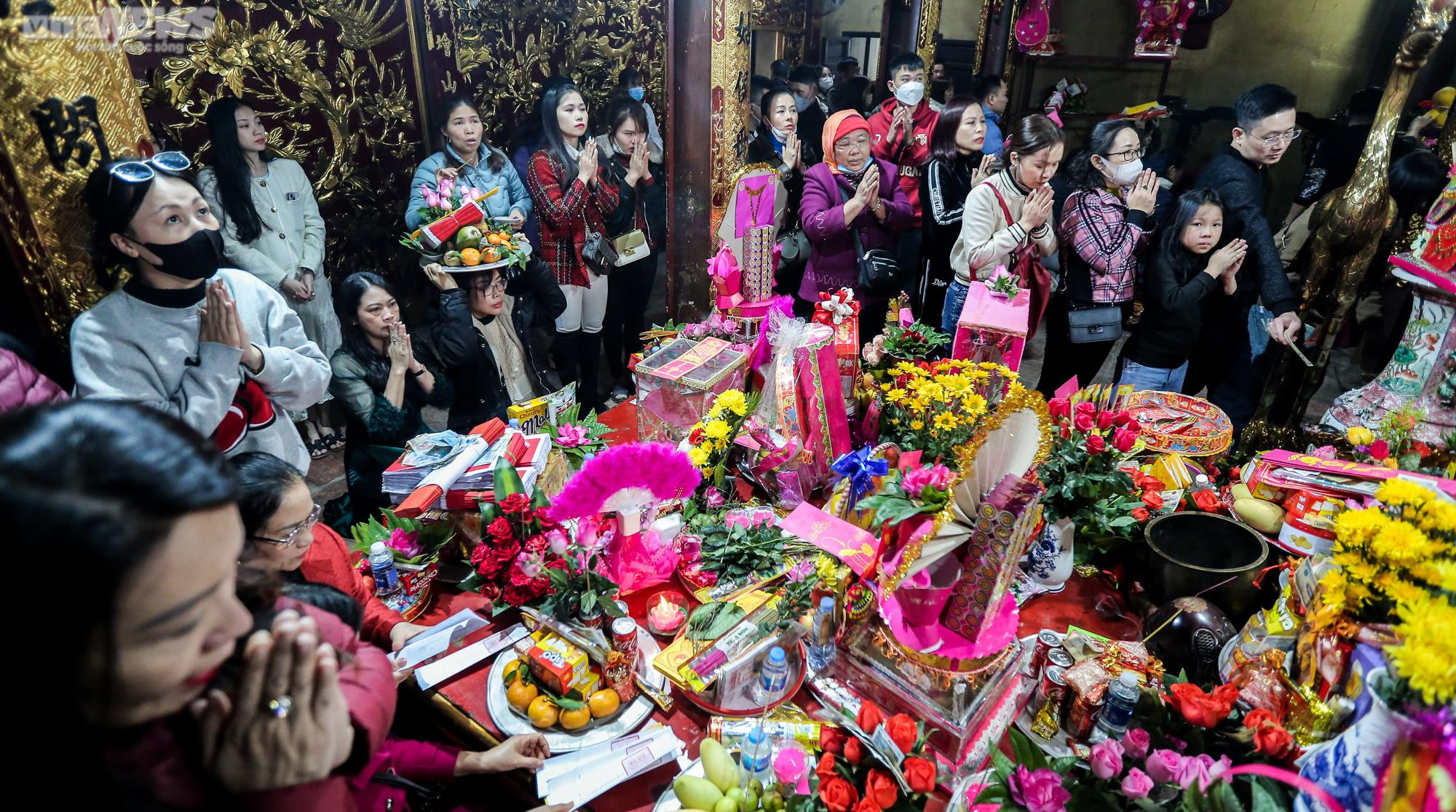 Du khách đến ngôi đền thiêng ở Thanh Hoá phóng sinh chim cá, xin lộc đầu năm - 9