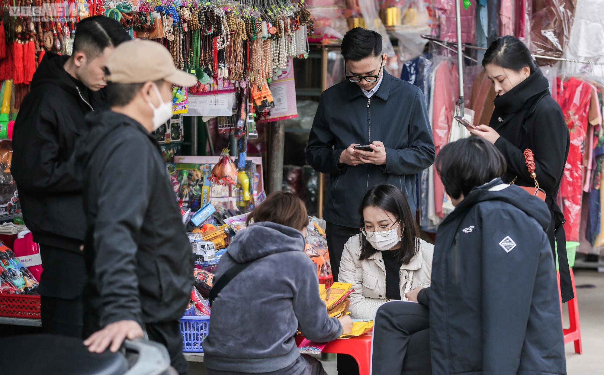 Du khách đến ngôi đền thiêng ở Thanh Hoá phóng sinh chim cá, xin lộc đầu năm - 4