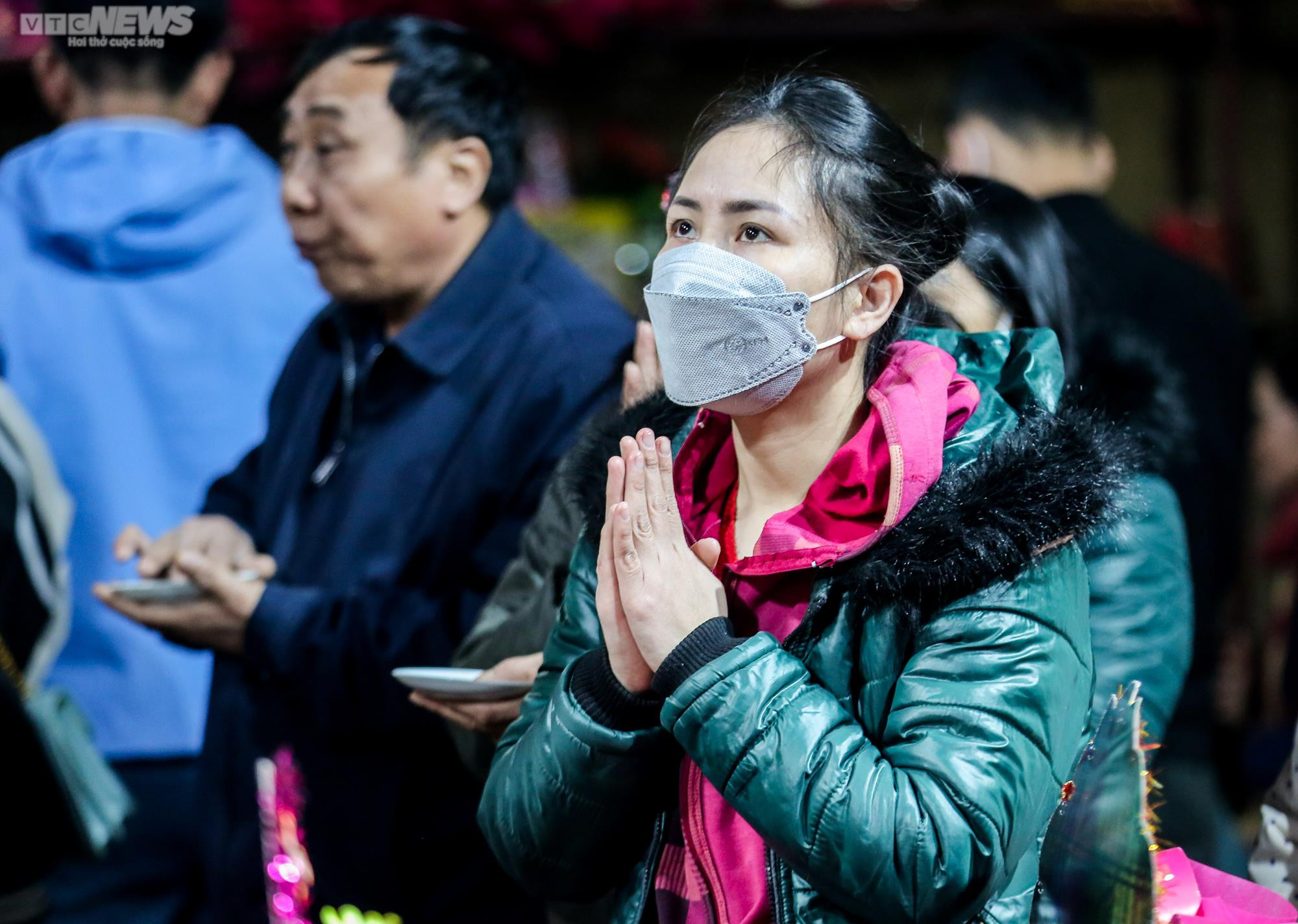 Du khách đến ngôi đền thiêng ở Thanh Hoá phóng sinh chim cá, xin lộc đầu năm - 11