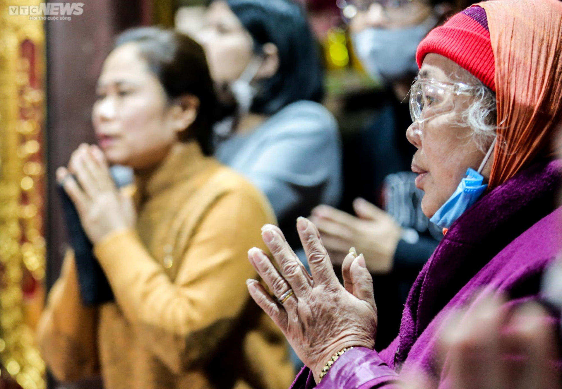 Du khách đến ngôi đền thiêng ở Thanh Hoá phóng sinh chim cá, xin lộc đầu năm - 12