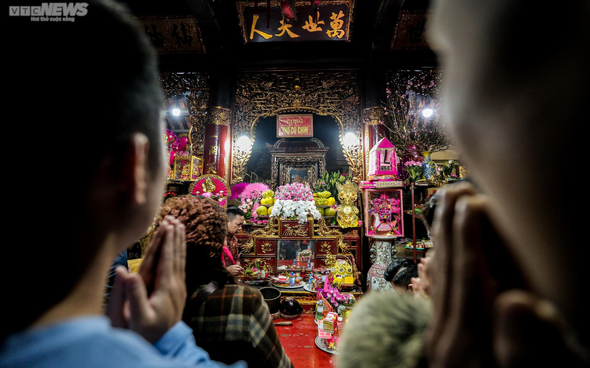 Du khách đến ngôi đền thiêng ở Thanh Hoá phóng sinh chim cá, xin lộc đầu năm - 10