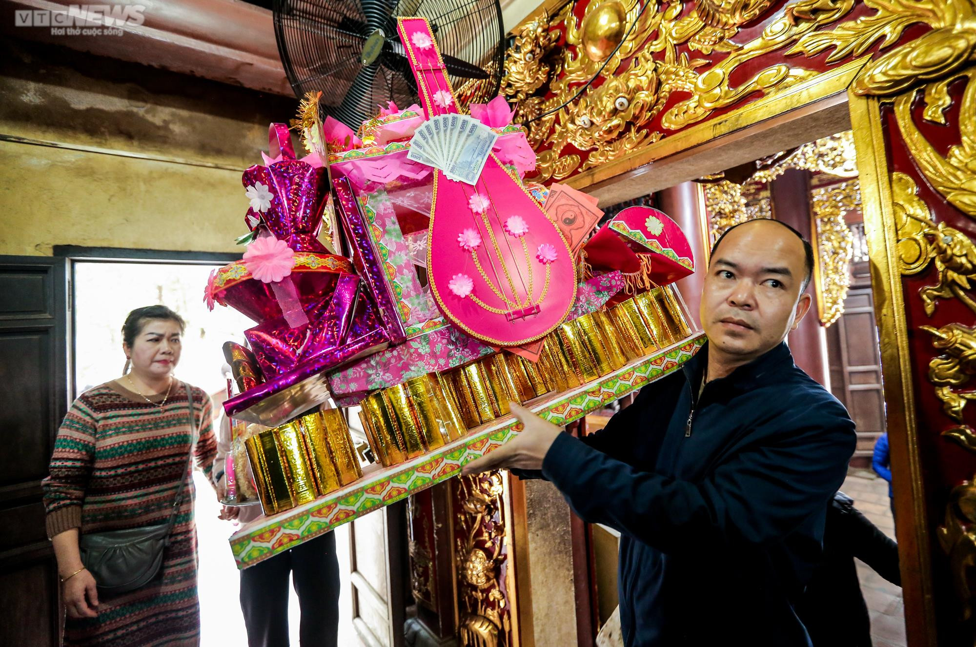 Du khách đến ngôi đền thiêng ở Thanh Hoá phóng sinh chim cá, xin lộc đầu năm - 8