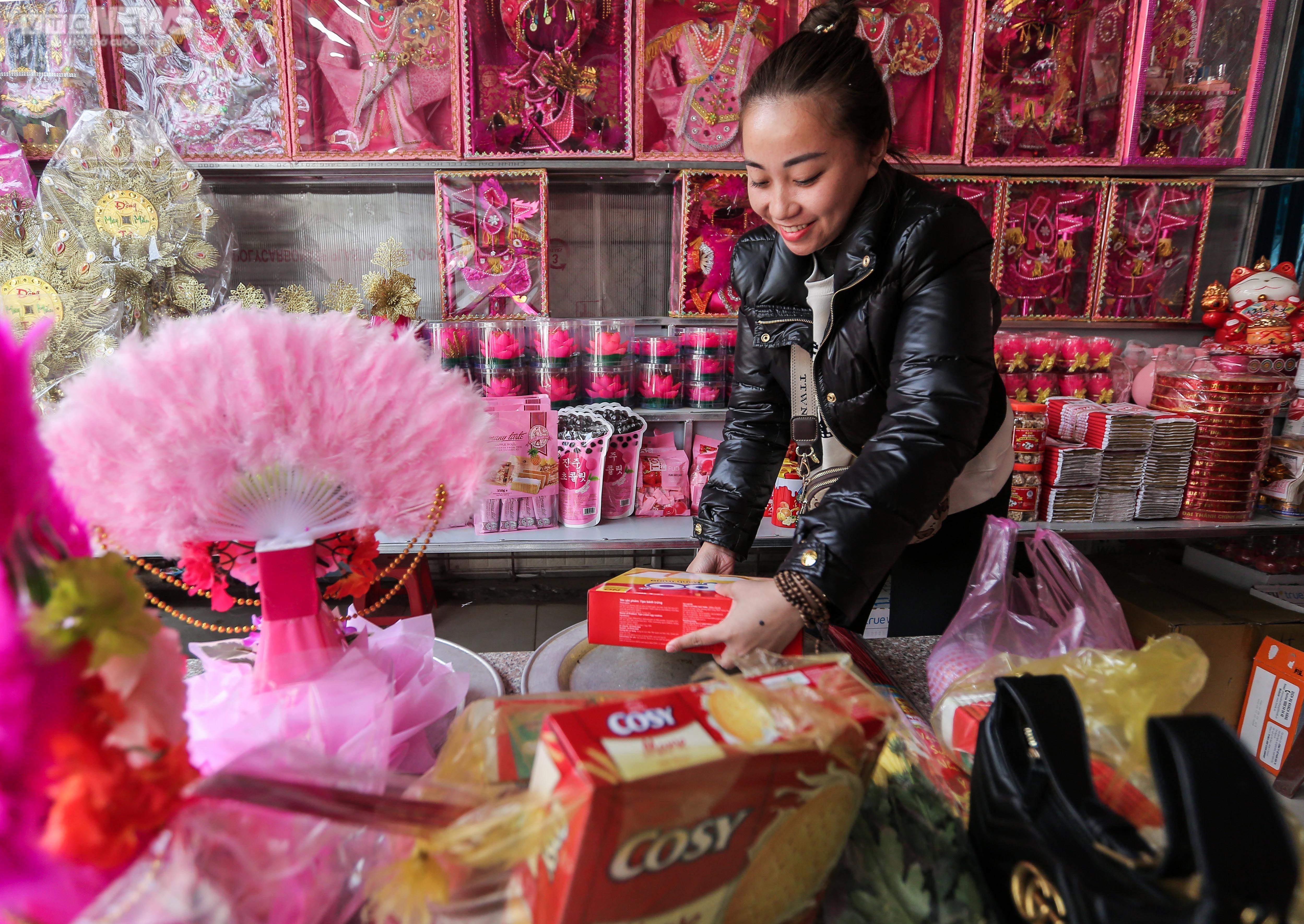 Du khách đến ngôi đền thiêng ở Thanh Hoá phóng sinh chim cá, xin lộc đầu năm - 3