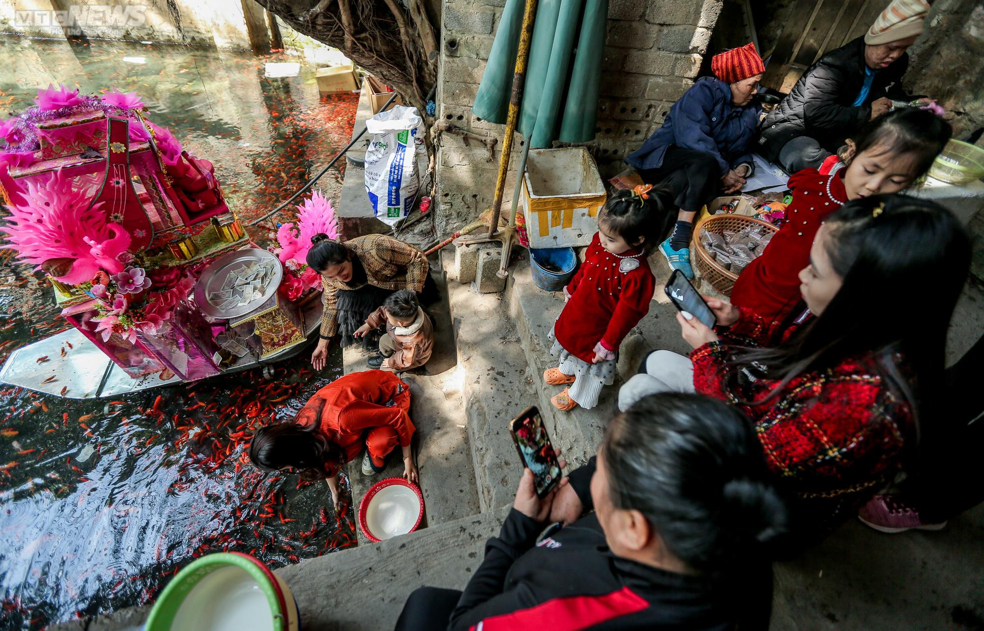 Du khách đến ngôi đền thiêng ở Thanh Hoá phóng sinh chim cá, xin lộc đầu năm - 20