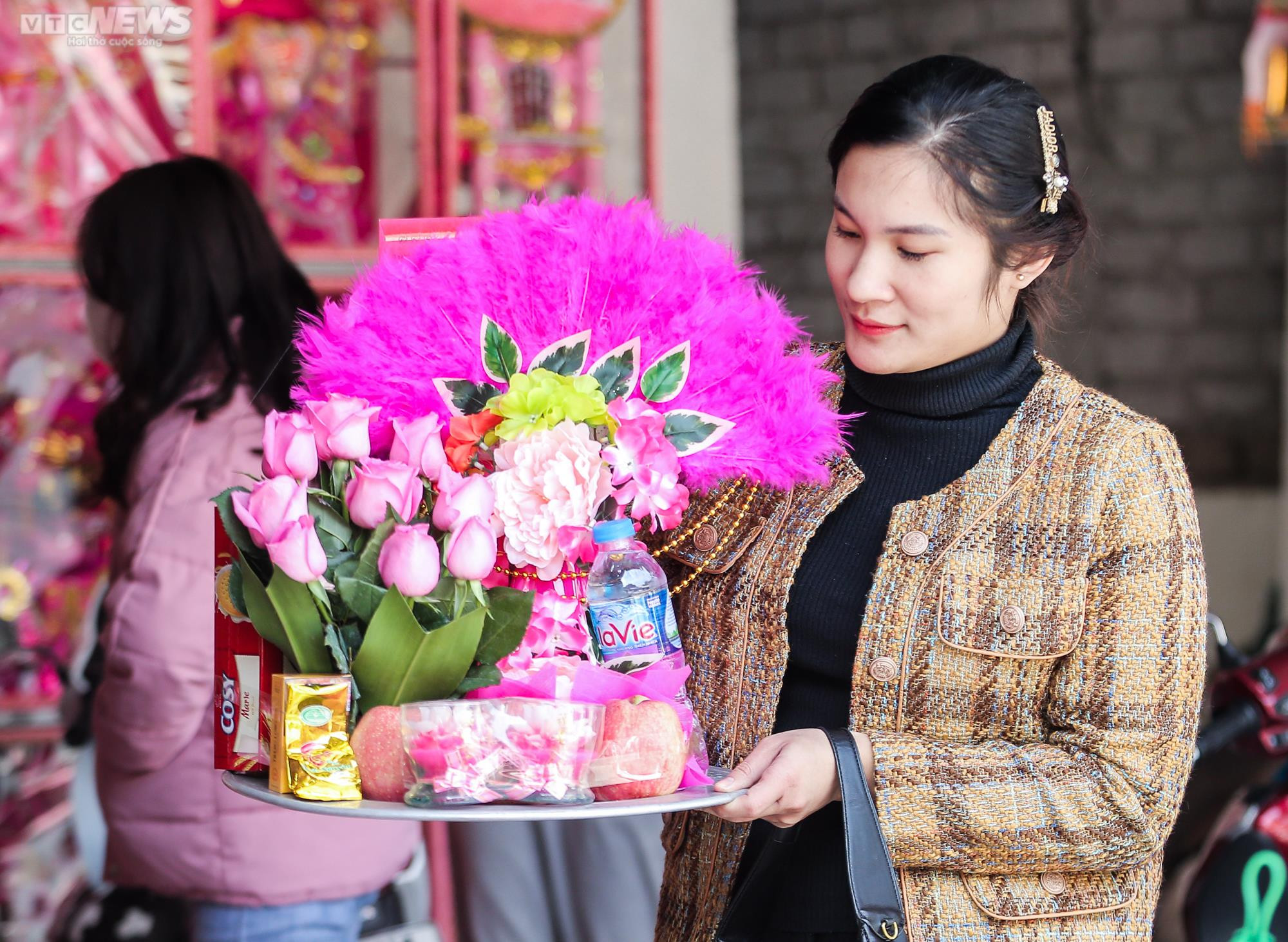 Du khách đến ngôi đền thiêng ở Thanh Hoá phóng sinh chim cá, xin lộc đầu năm - 6