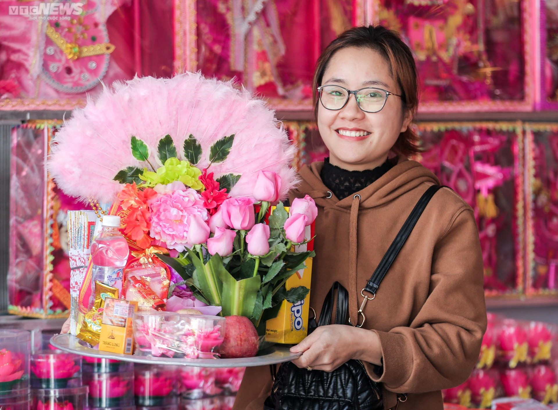 Du khách đến ngôi đền thiêng ở Thanh Hoá phóng sinh chim cá, xin lộc đầu năm - 5