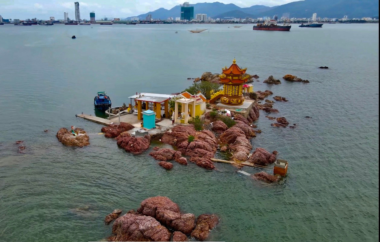 Bí ẩn ngôi tháp nhỏ 'mọc' giữa khu đầm diện tích lớn thứ hai ở Việt Nam - 1