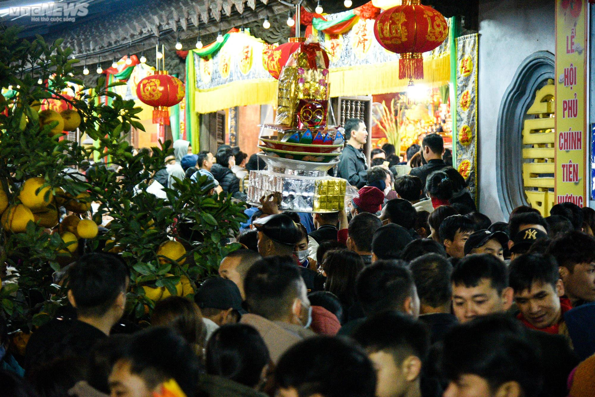 Biển người chen chân đi chợ Viềng 'mua may bán rủi' lúc nửa đêm - 6