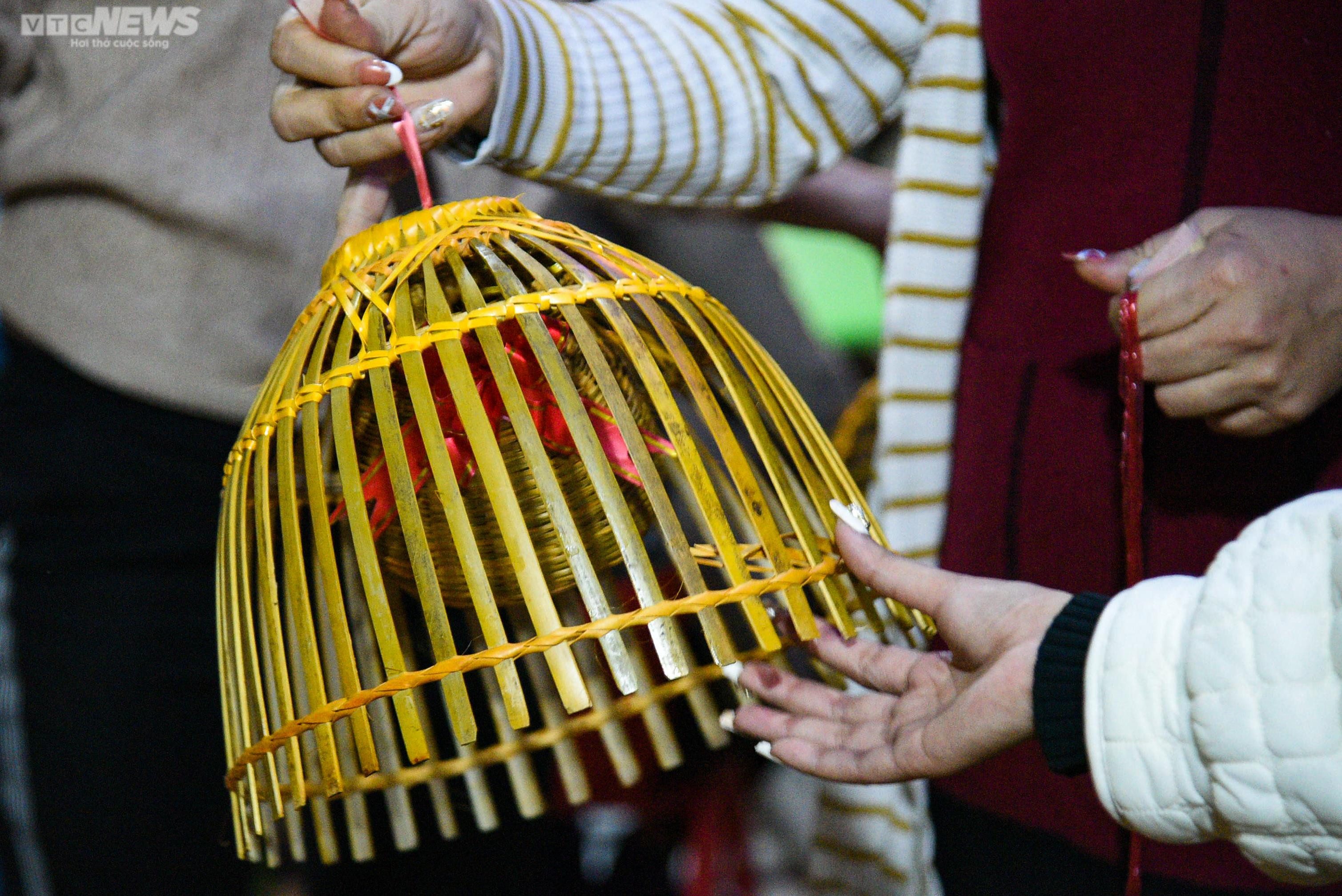 Biển người chen chân đi chợ Viềng 'mua may bán rủi' lúc nửa đêm - 14