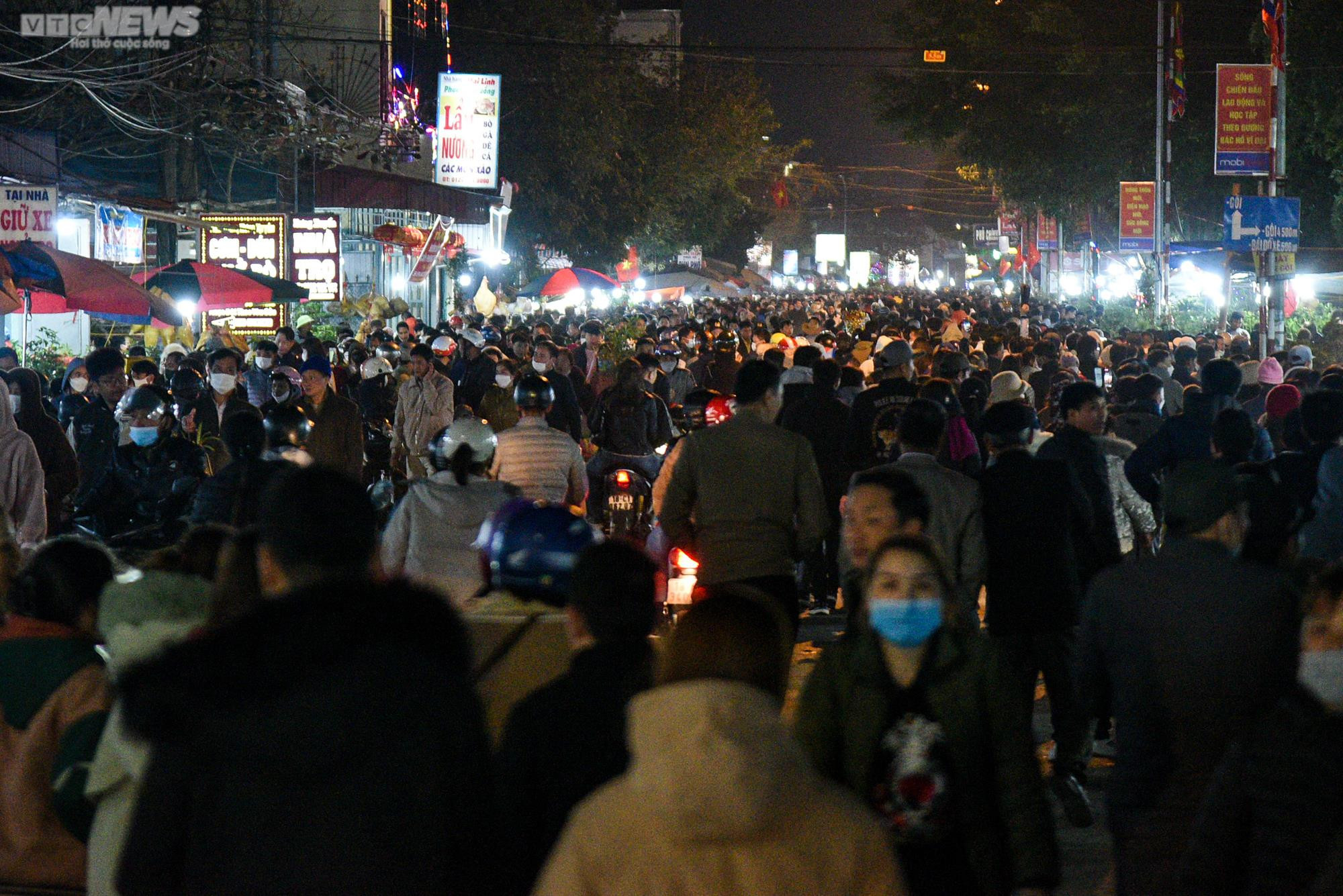 Biển người chen chân đi chợ Viềng 'mua may bán rủi' lúc nửa đêm - 3