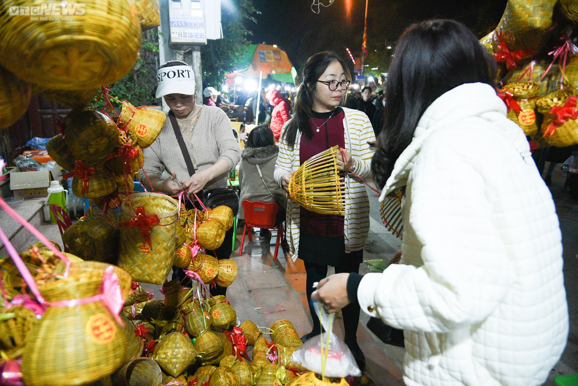 Biển người chen chân đi chợ Viềng 'mua may bán rủi' lúc nửa đêm - 13