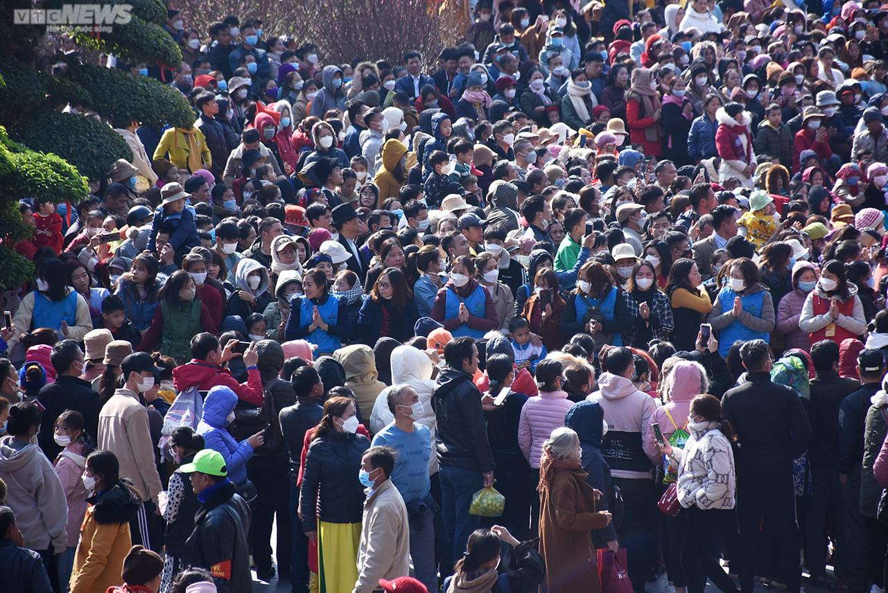 Quảng Ninh: Dòng người chật cứng dự lễ khai hội xuân chùa Ba Vàng - 6