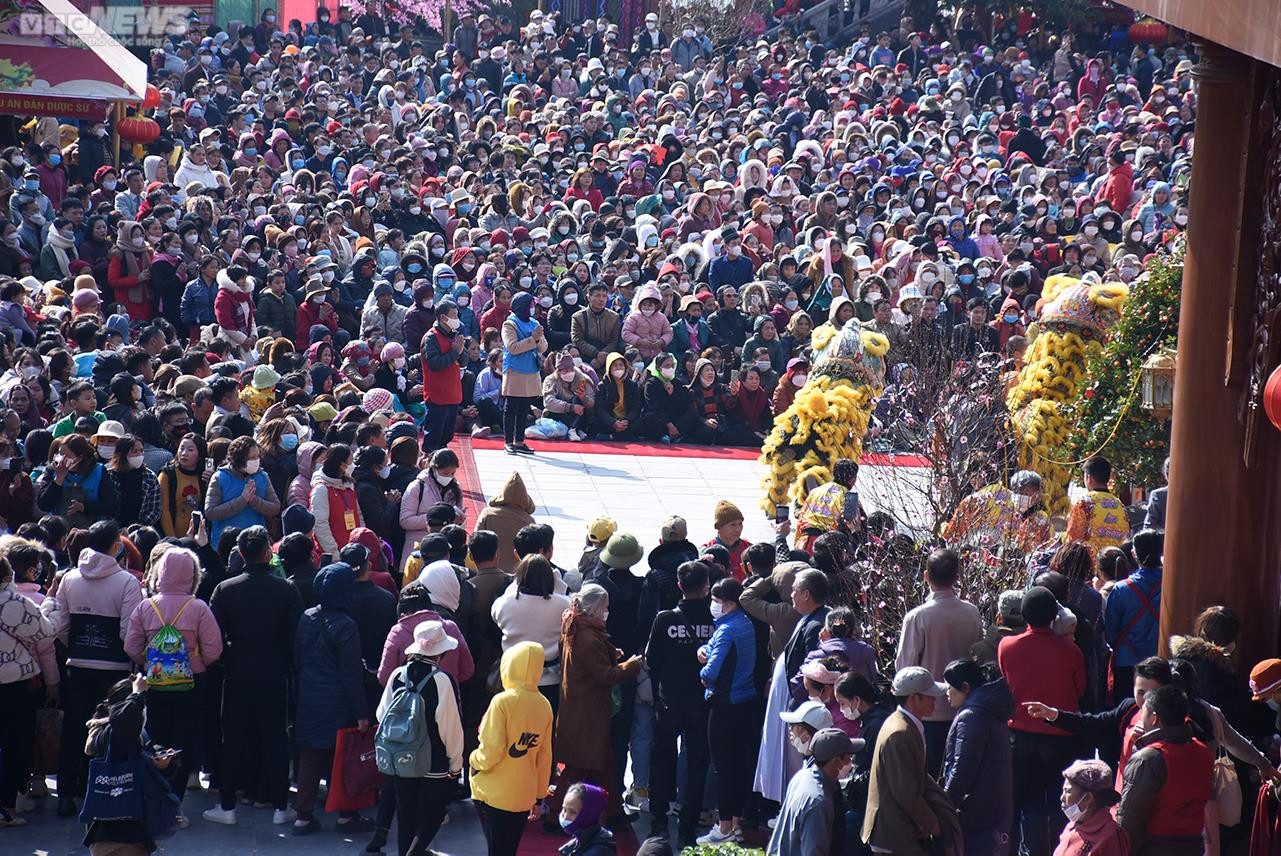 Quảng Ninh: Dòng người chật cứng dự lễ khai hội xuân chùa Ba Vàng - 7