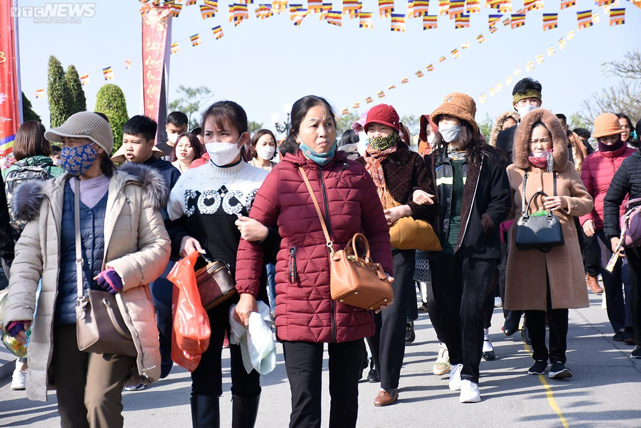 Quảng Ninh: Dòng người chật cứng dự lễ khai hội xuân chùa Ba Vàng - 14