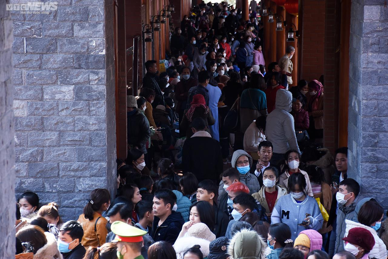 Quảng Ninh: Dòng người chật cứng dự lễ khai hội xuân chùa Ba Vàng - 10