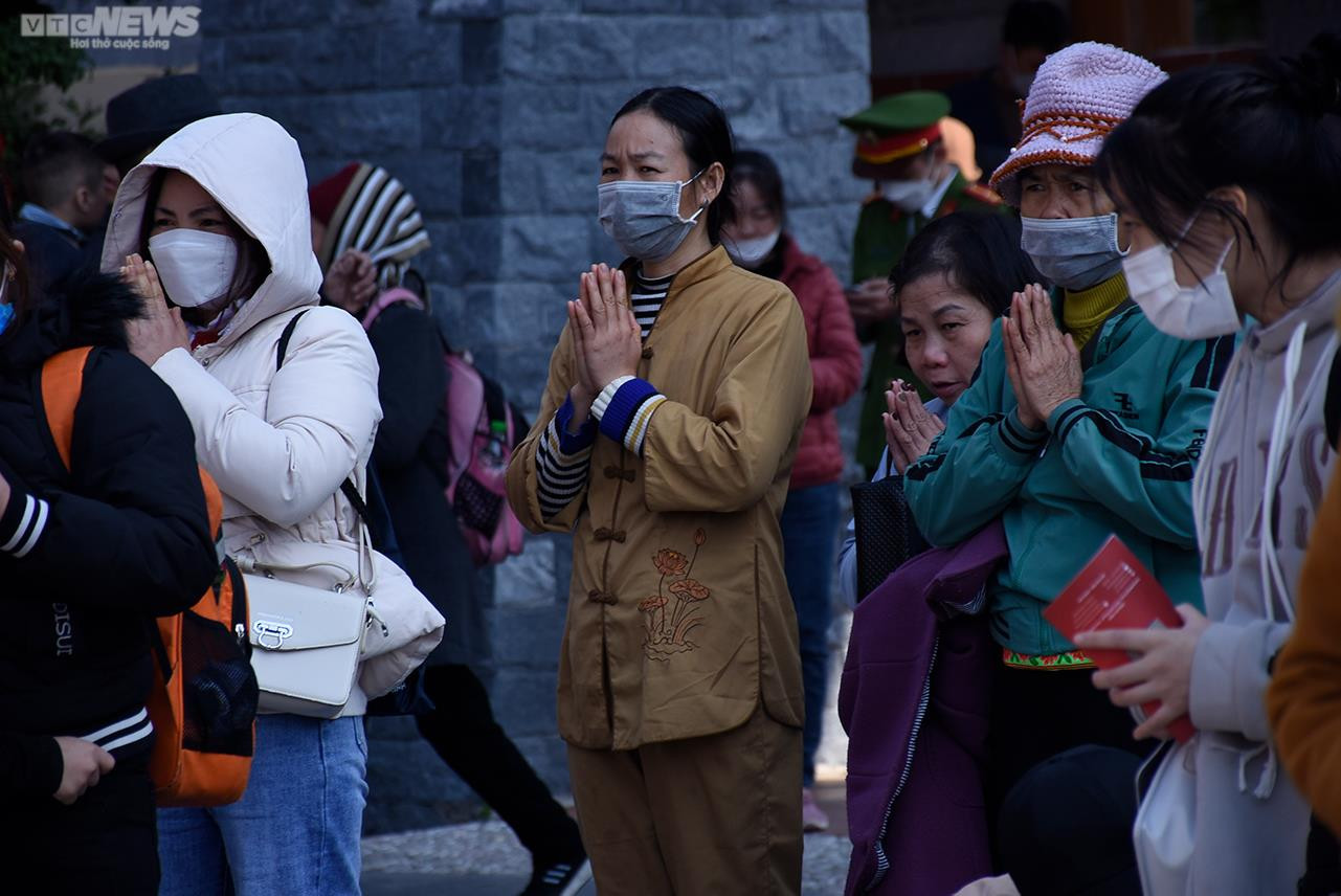 Quảng Ninh: Dòng người chật cứng dự lễ khai hội xuân chùa Ba Vàng - 8