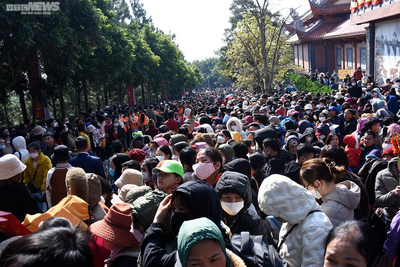 Quảng Ninh: Dòng người chật cứng dự lễ khai hội xuân chùa Ba Vàng - 11