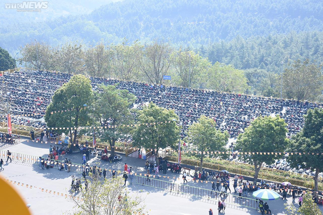 Quảng Ninh: Dòng người chật cứng dự lễ khai hội xuân chùa Ba Vàng - 16