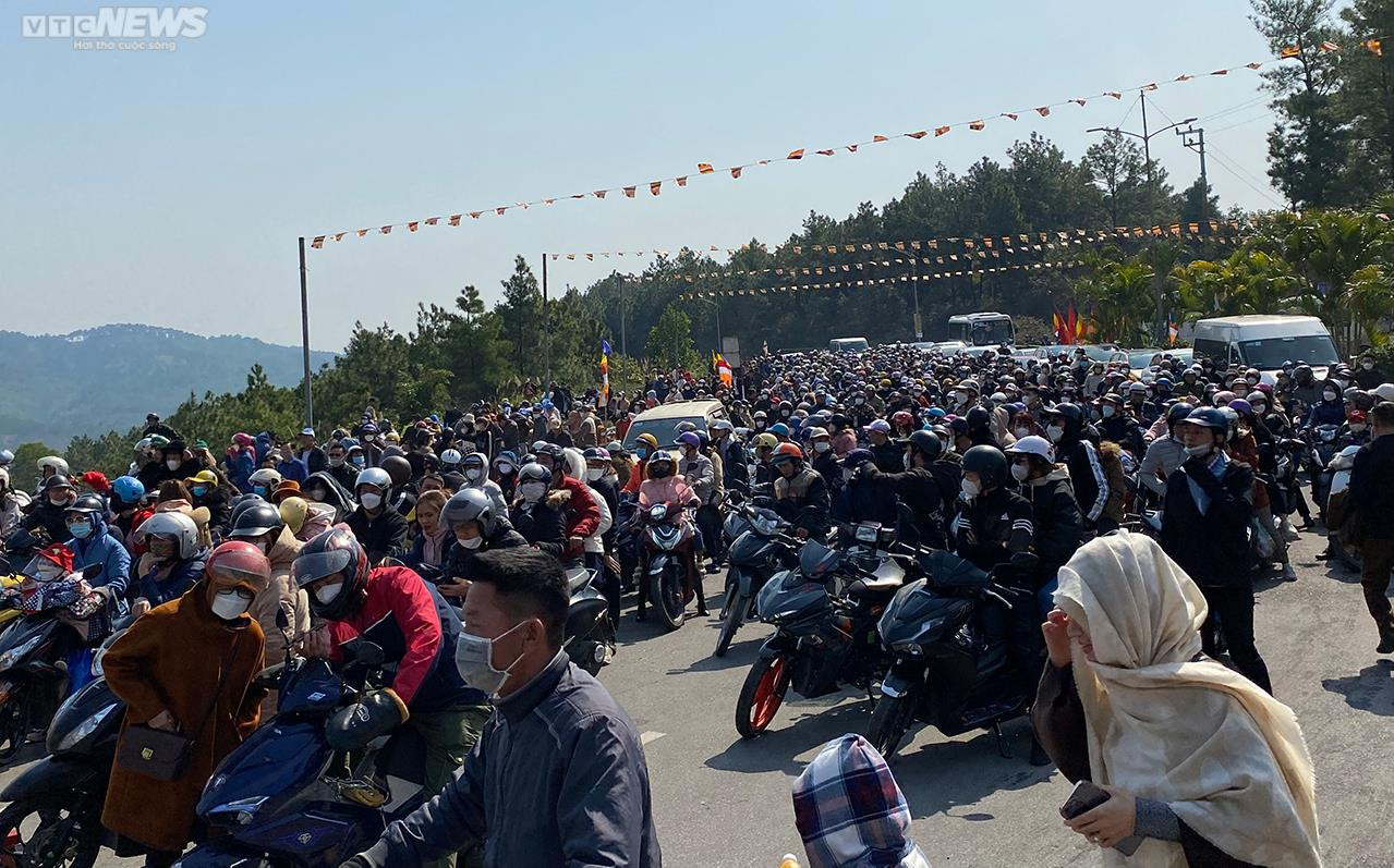 Quảng Ninh: Dòng người chật cứng dự lễ khai hội xuân chùa Ba Vàng - 17