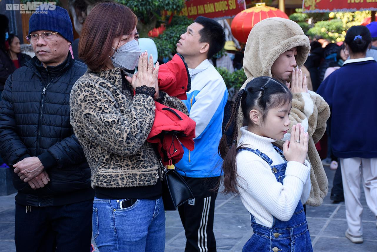 Quảng Ninh: Dòng người chật cứng dự lễ khai hội xuân chùa Ba Vàng - 9