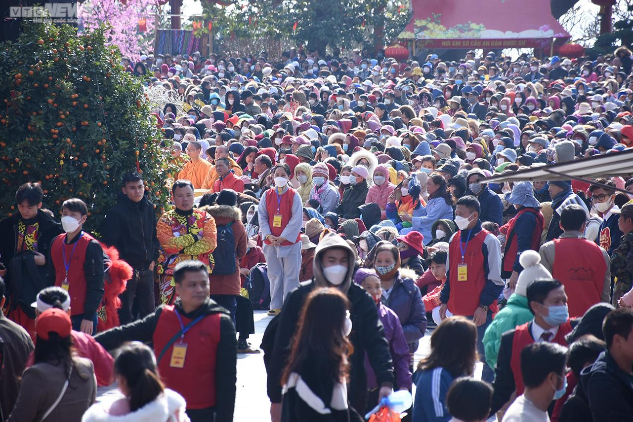Quảng Ninh: Dòng người chật cứng dự lễ khai hội xuân chùa Ba Vàng - 4