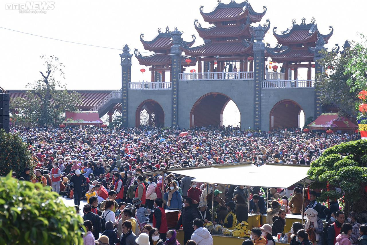 Quảng Ninh: Dòng người chật cứng dự lễ khai hội xuân chùa Ba Vàng - 5