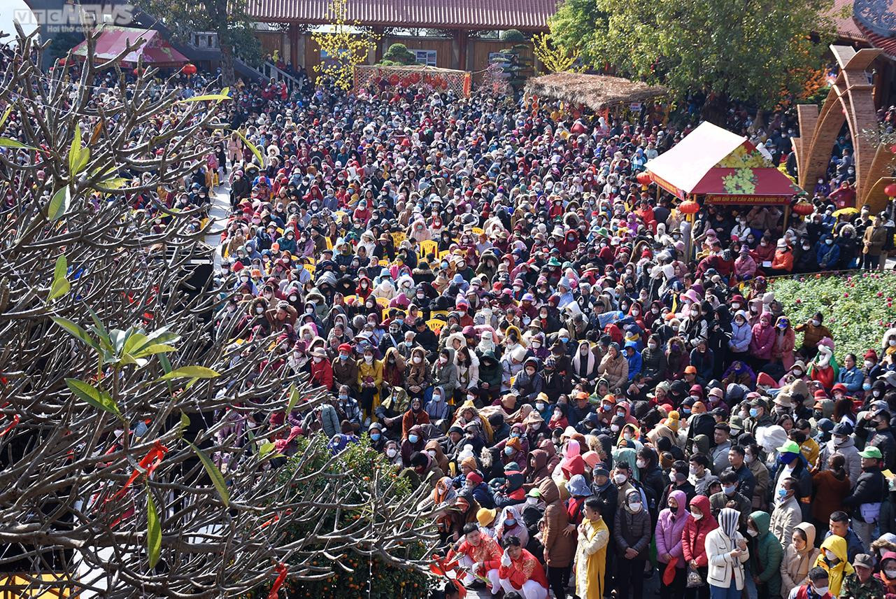 Quảng Ninh: Dòng người chật cứng dự lễ khai hội xuân chùa Ba Vàng - 3