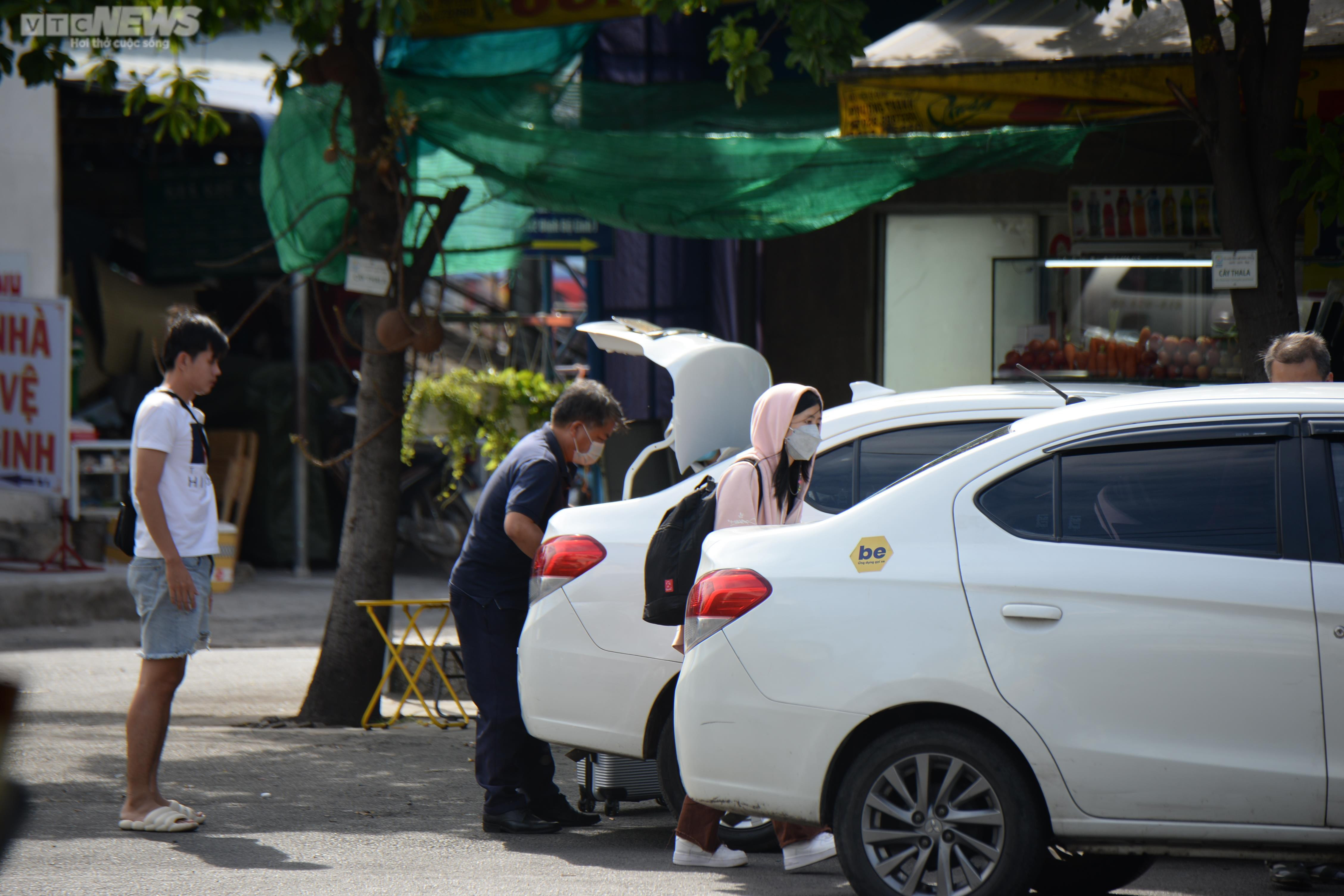 Dòng người từ các tỉnh thành tiếp tục đổ về TP.HCM - 9