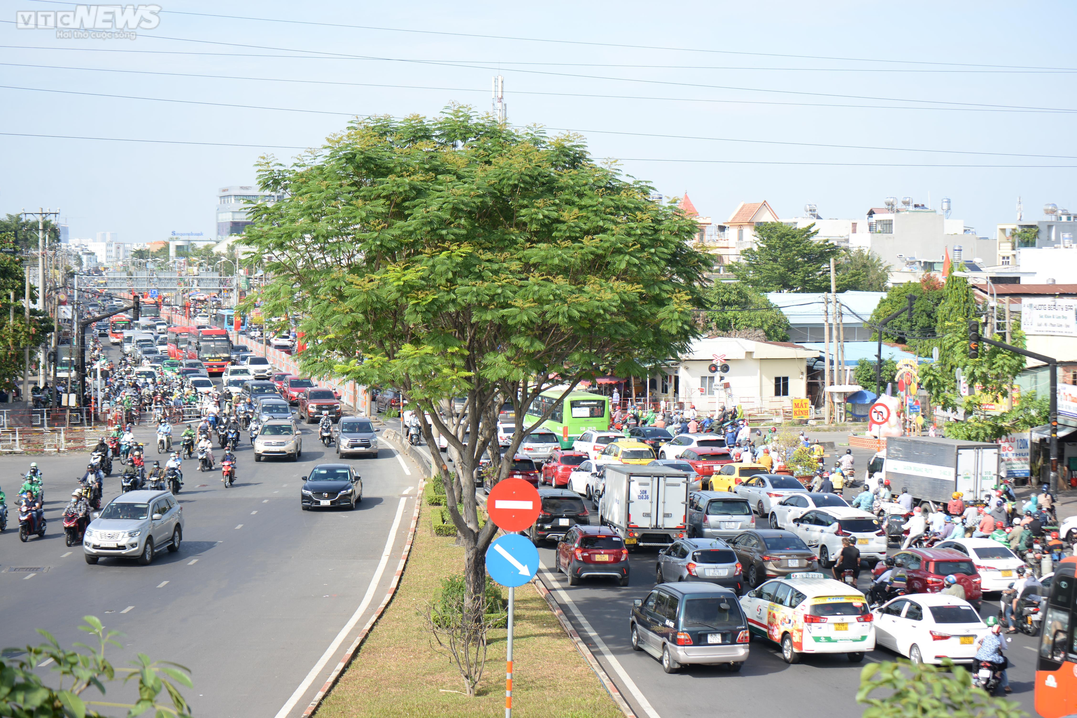 Dòng người từ các tỉnh thành tiếp tục đổ về TP.HCM - 11