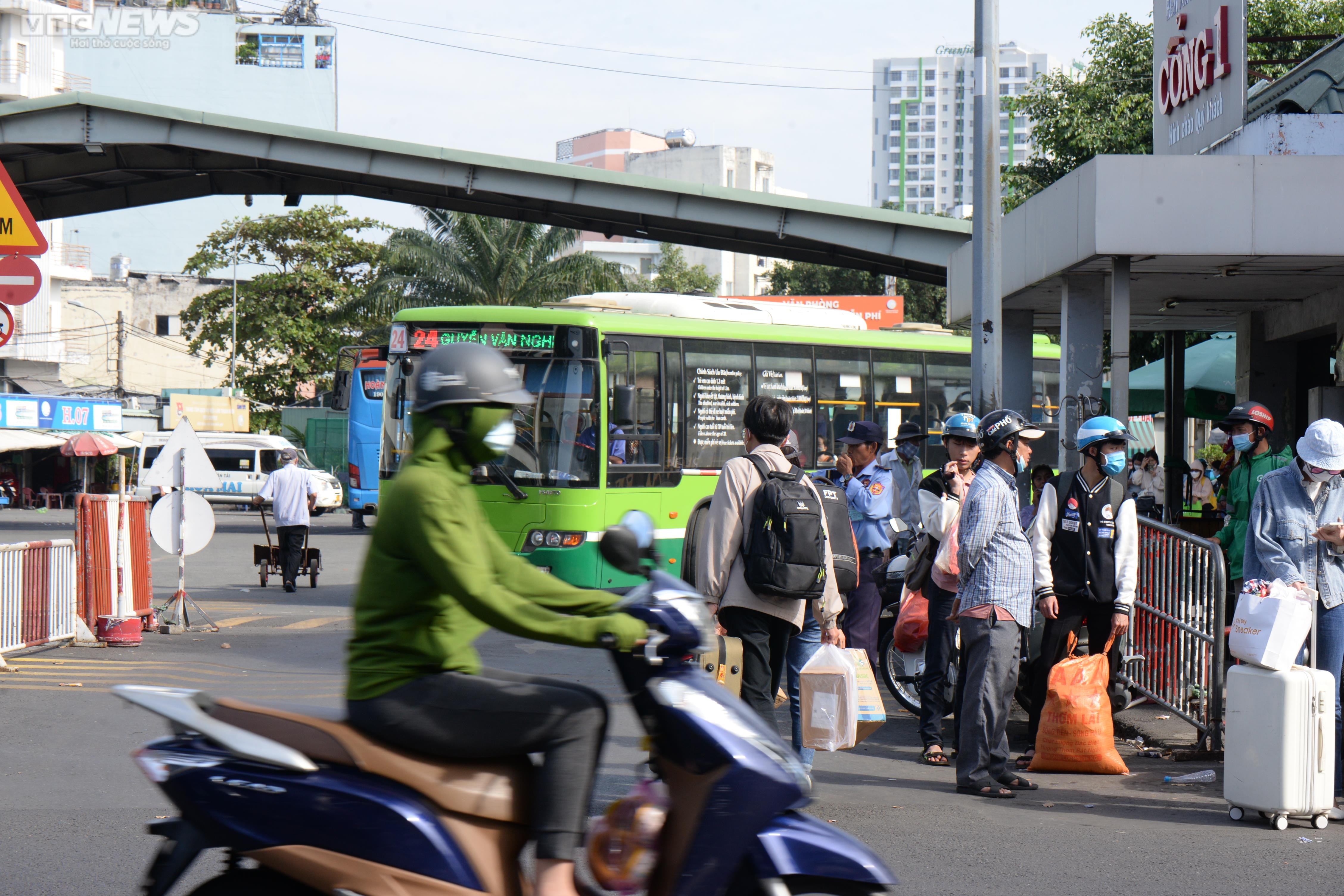 Dòng người từ các tỉnh thành tiếp tục đổ về TP.HCM - 7