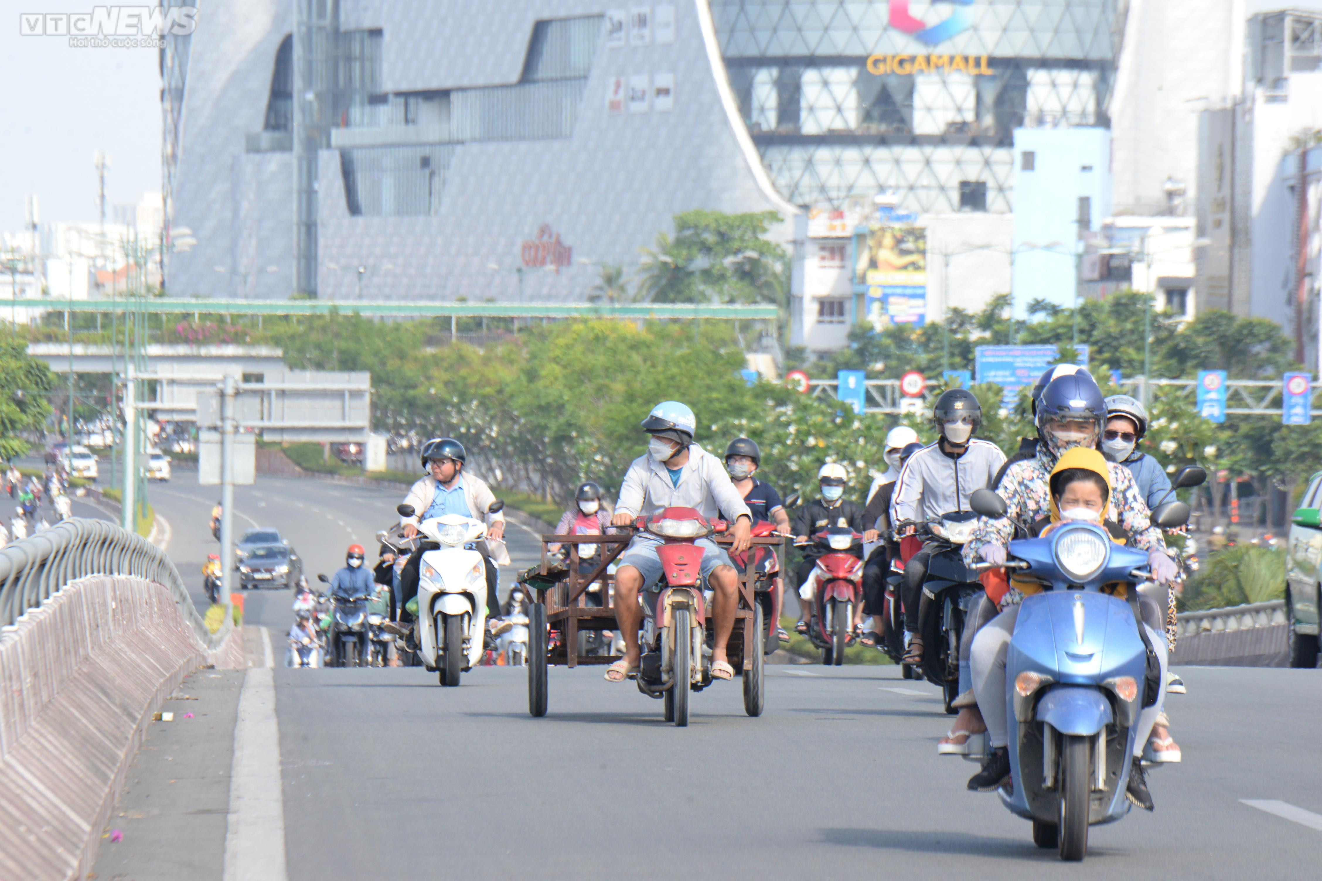 Dòng người từ các tỉnh thành tiếp tục đổ về TP.HCM - 10