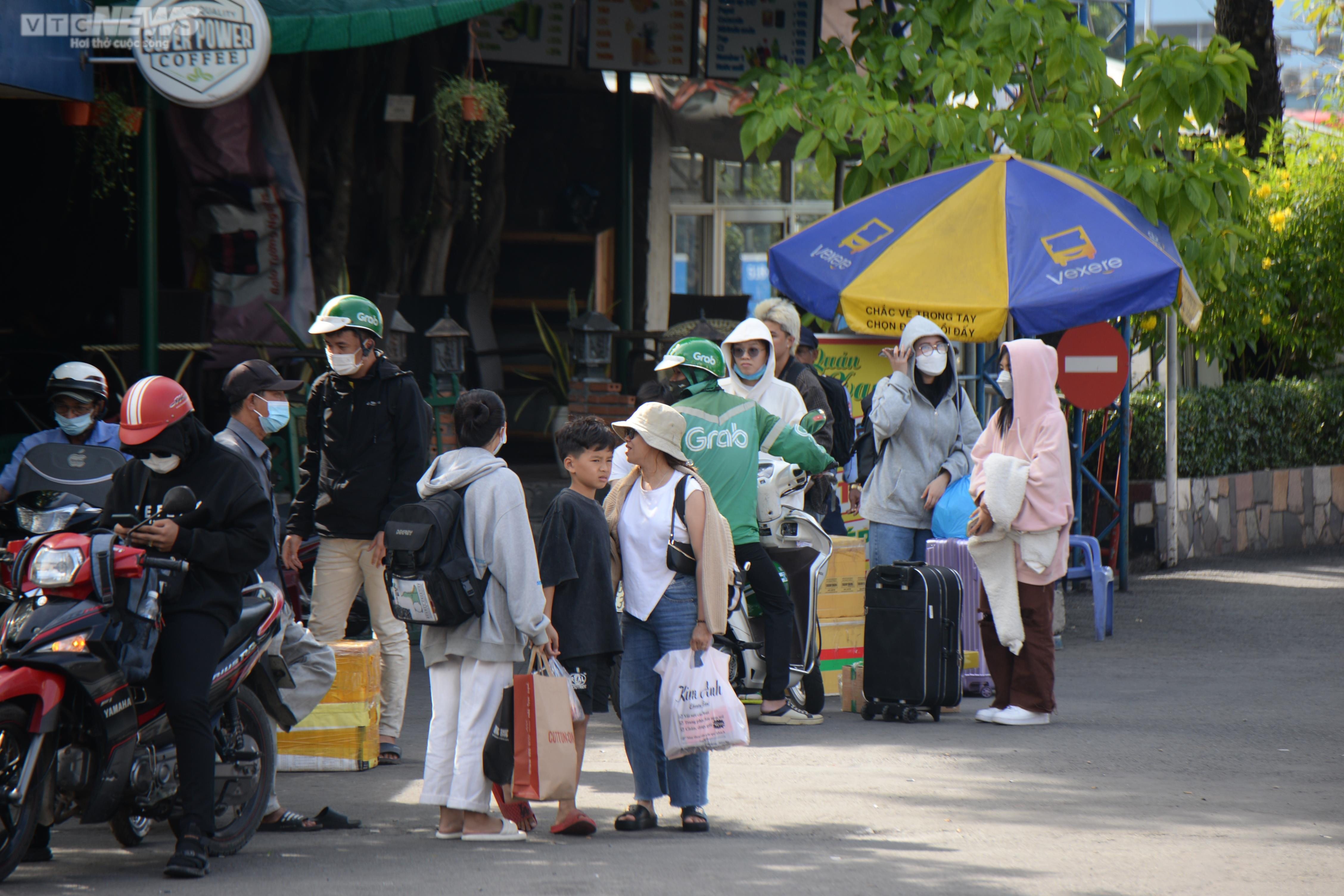 Dòng người từ các tỉnh thành tiếp tục đổ về TP.HCM - 8